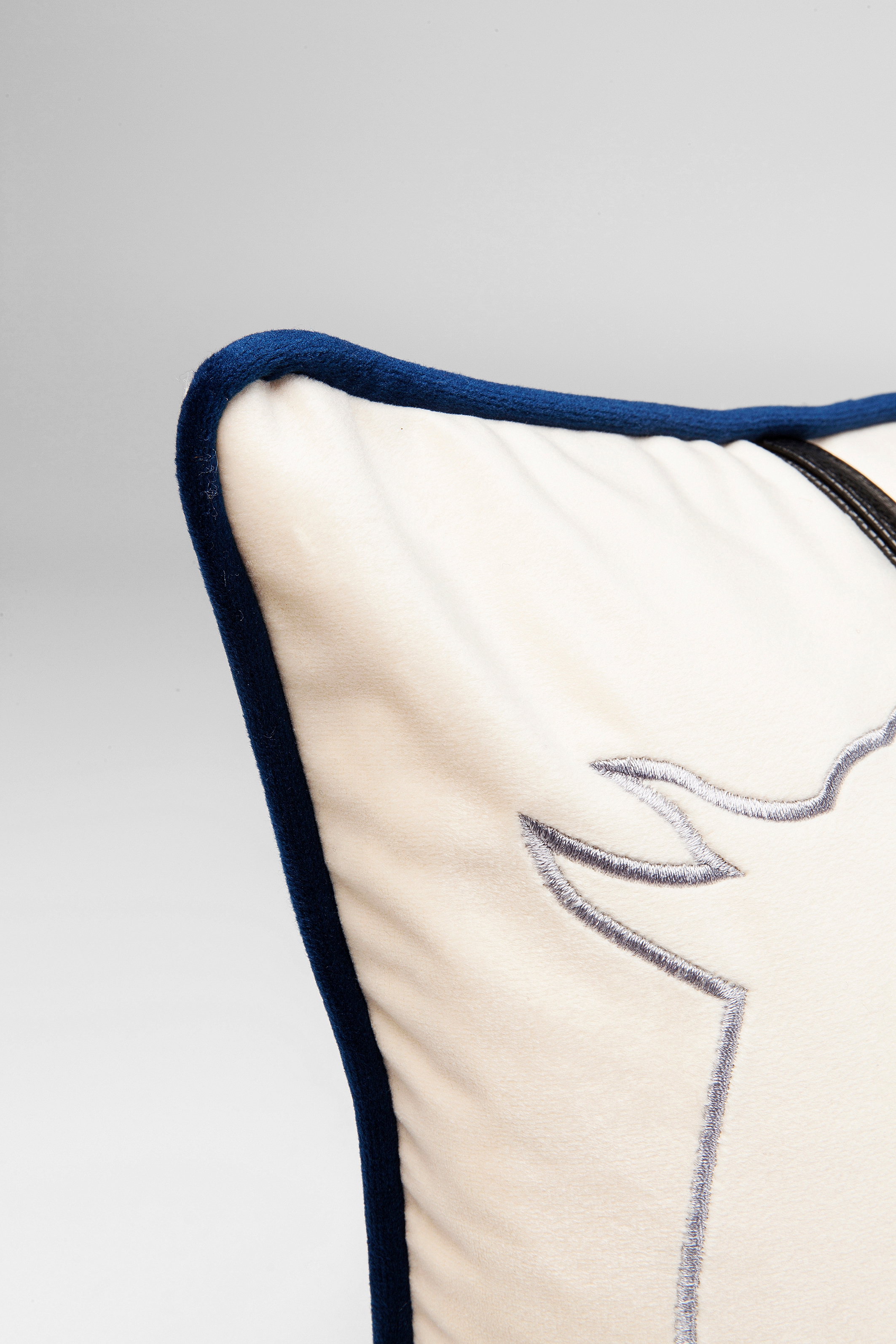 Kare Design Dekokissen »Horsefaces, Kissenhülle mit Füllung, 30x50 cm« stützt Kopf und Nacken angenehm und sorgt für erholsamen Schlaf