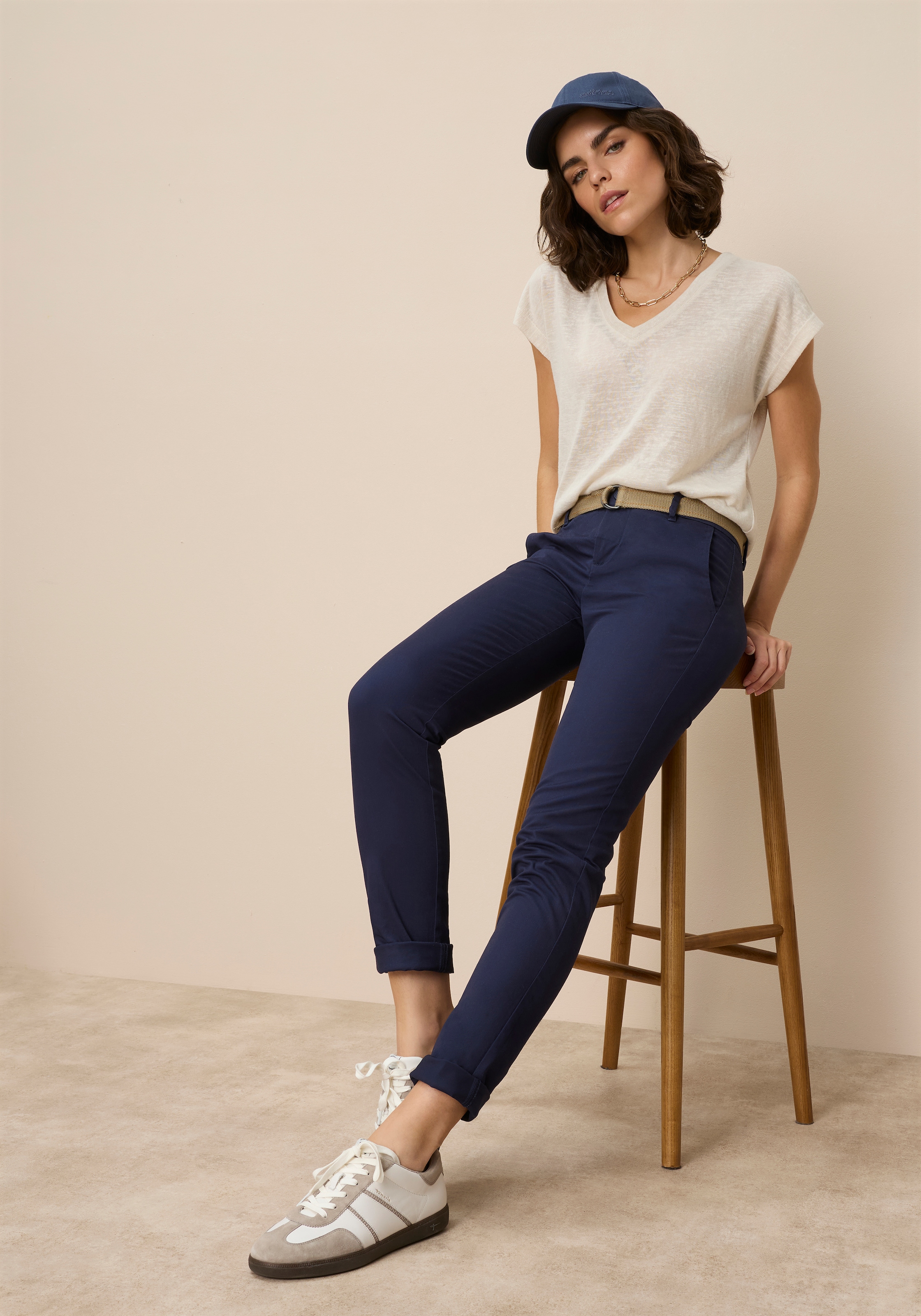 AJC Chinohose  in lässiger Form mit konstrastfarbendem Gürtel