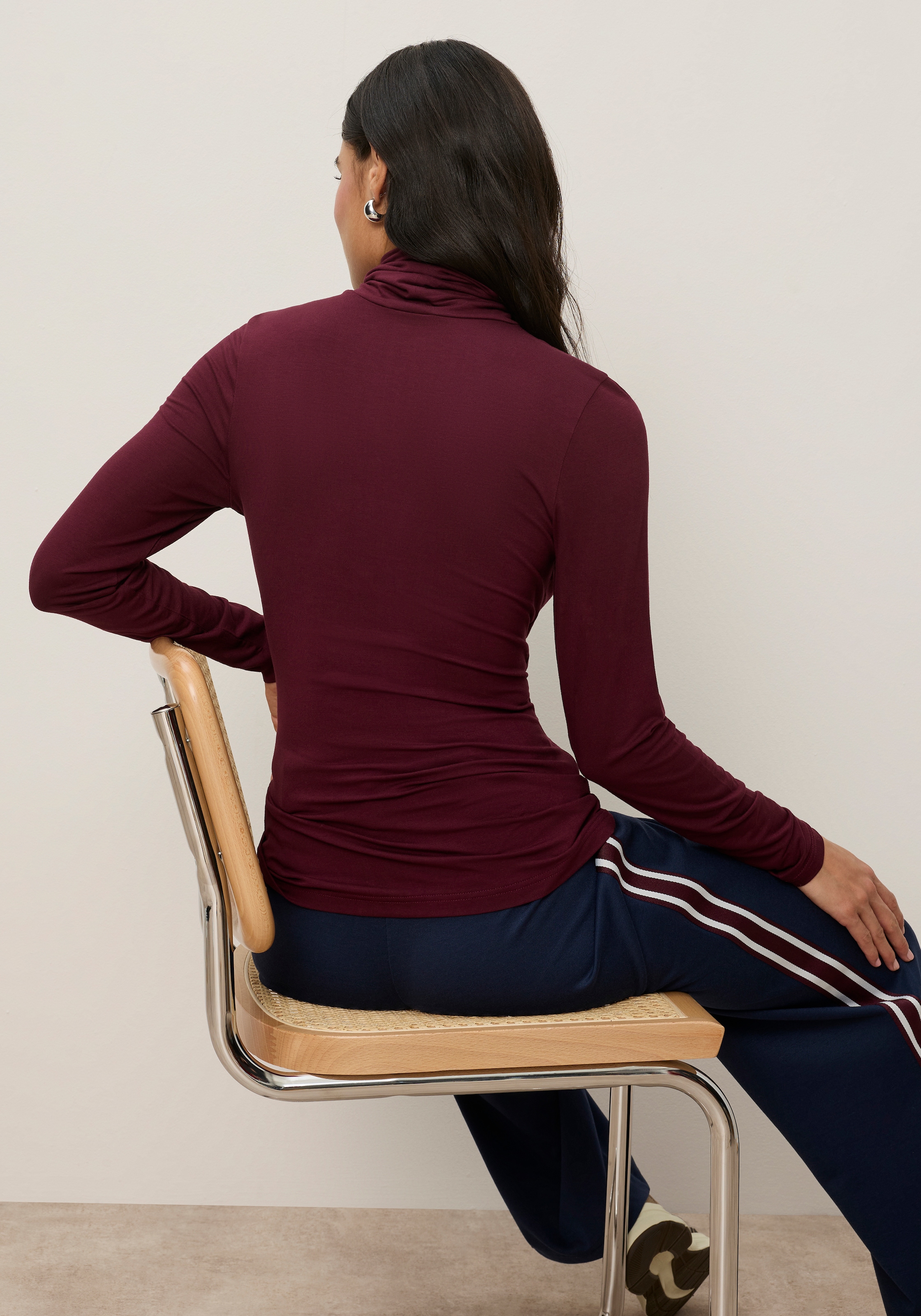 Tamaris Rollkragenshirt »mit figurbetontem Schnitt, aus fliessender Viskose-Qualität« Langarm,  Basic, aus elastischem Material