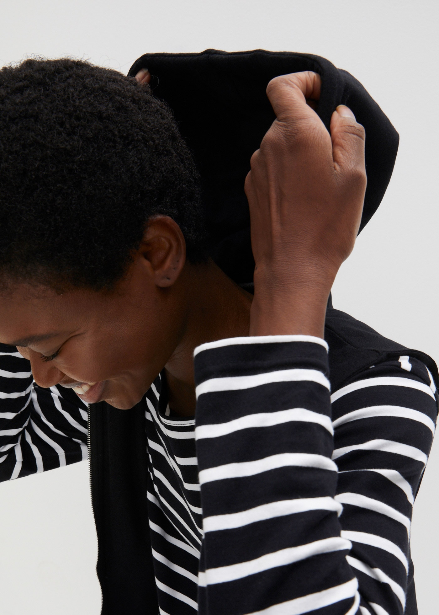 bonprix Gilet de sweat lange Weste mit Kapuze, Baumwoll-Mischung, 2-Wege-Zipper