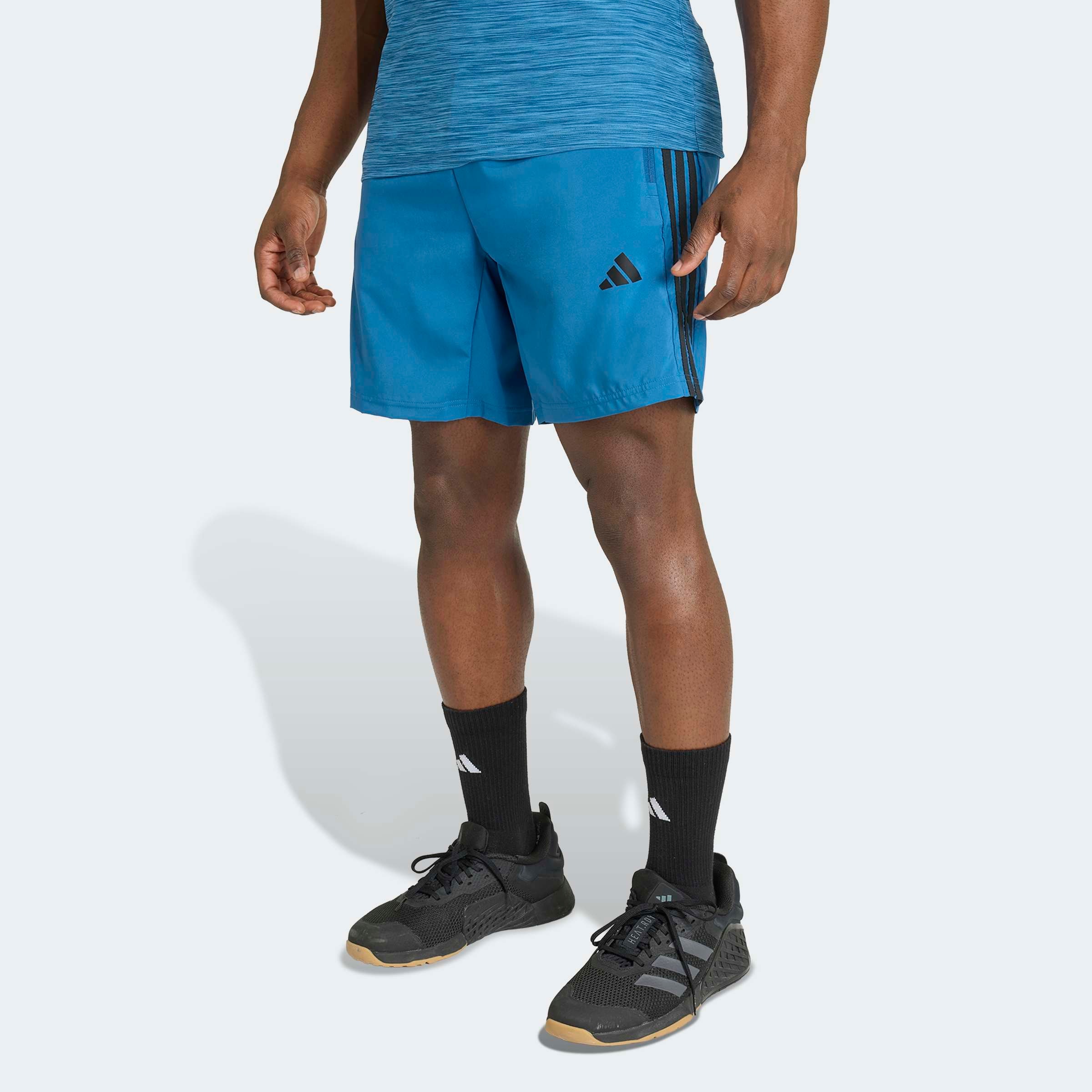 adidas Performance Short »WORKOUT ESSENTIALS BASE 3-STREIFEN WOVEN«  pour fitness et mode sportive, coupe normale