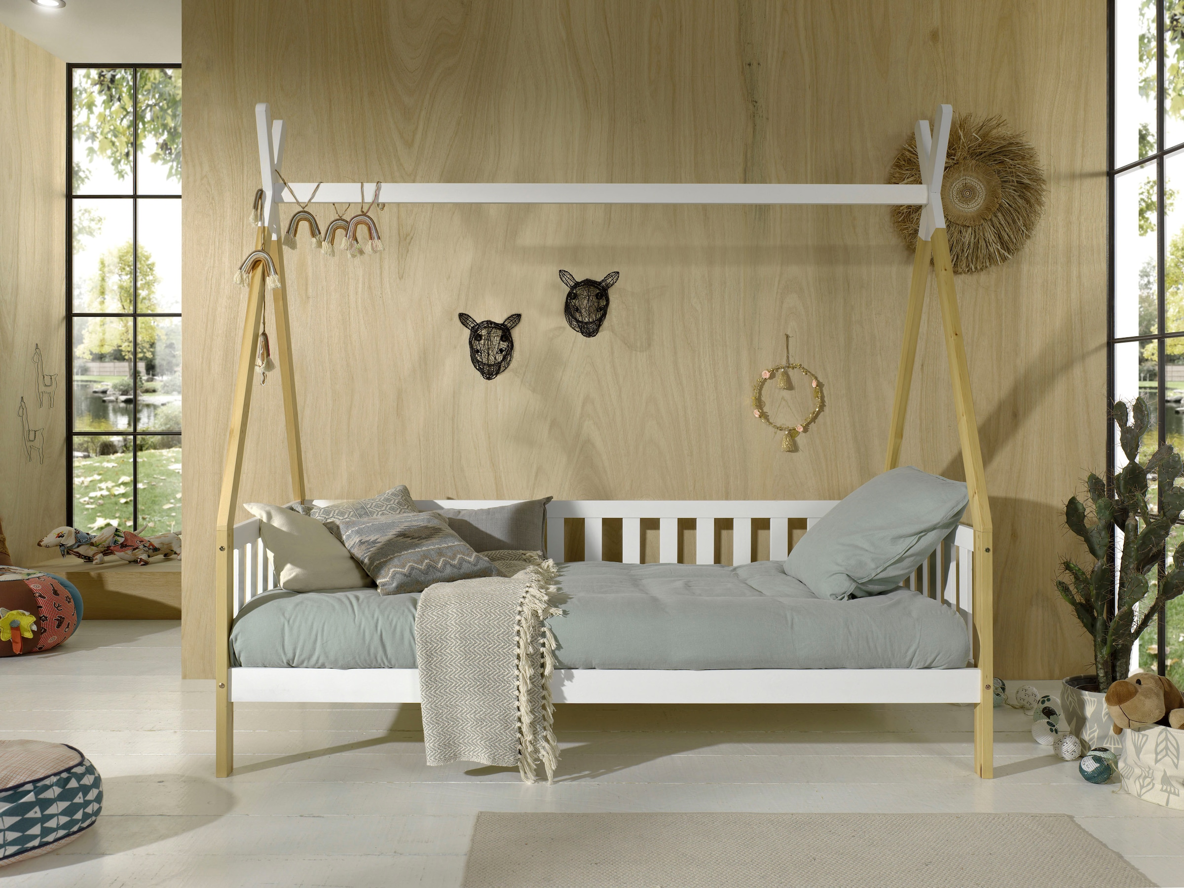Vipack Lit d'enfant »Tipi, mit Querstange in Zelt-Optik, Kiefer massiv« L/H/P env. 206x185,1x96 cm, encadrement barreaux latéraux,  incluant sommier à lattes roulantes et tiroir de lit en option