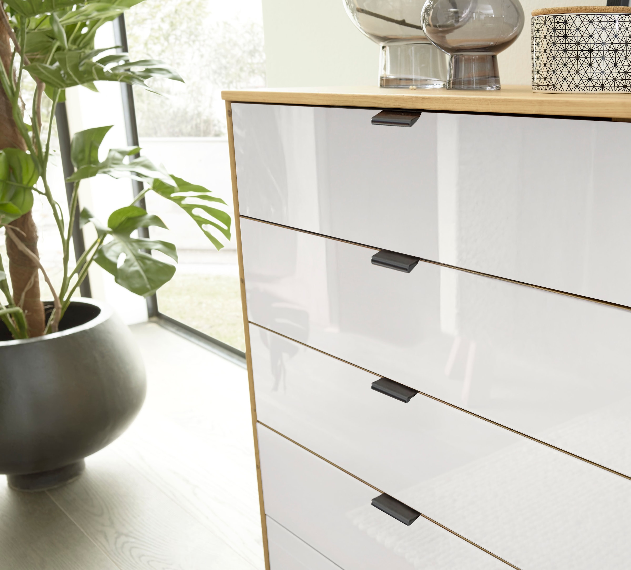 WIEMANN Schubkastenkommode »Cardiff Sideboard, Wäscheschrank, teilmassiv Bianco-Eiche, Schubladen« Glas- oder Massivholzfront, verschiedene Breiten, MADE IN GERMANY,  Schubkästen inklusive Selbsteinzug und Dämpfung