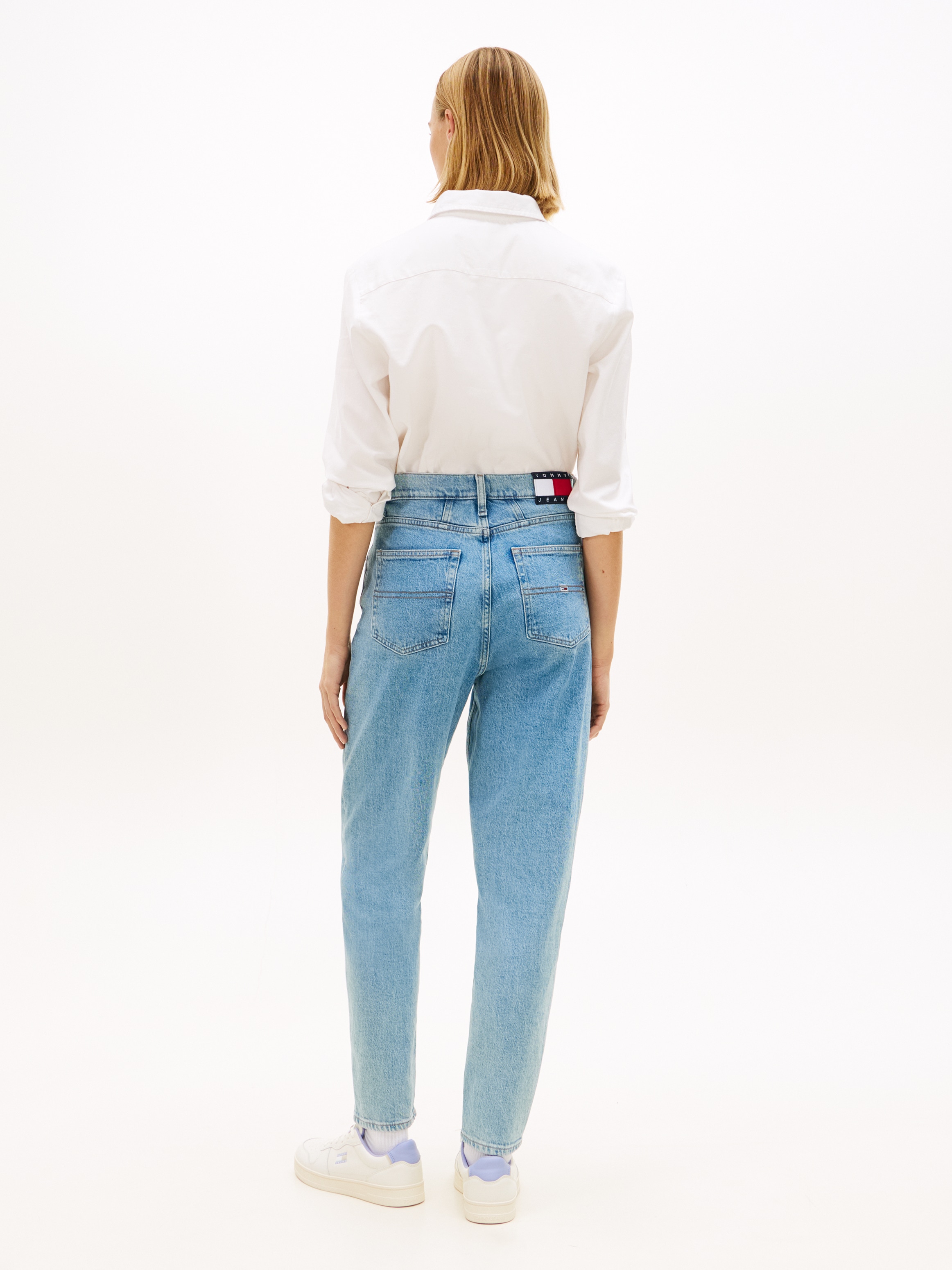 Tommy Jeans Tapered-fit-Jeans »High waist - Mom-Jeans Tapered« Mit Tommy Hilfiger Logo-Flag auf der Gesässtasche