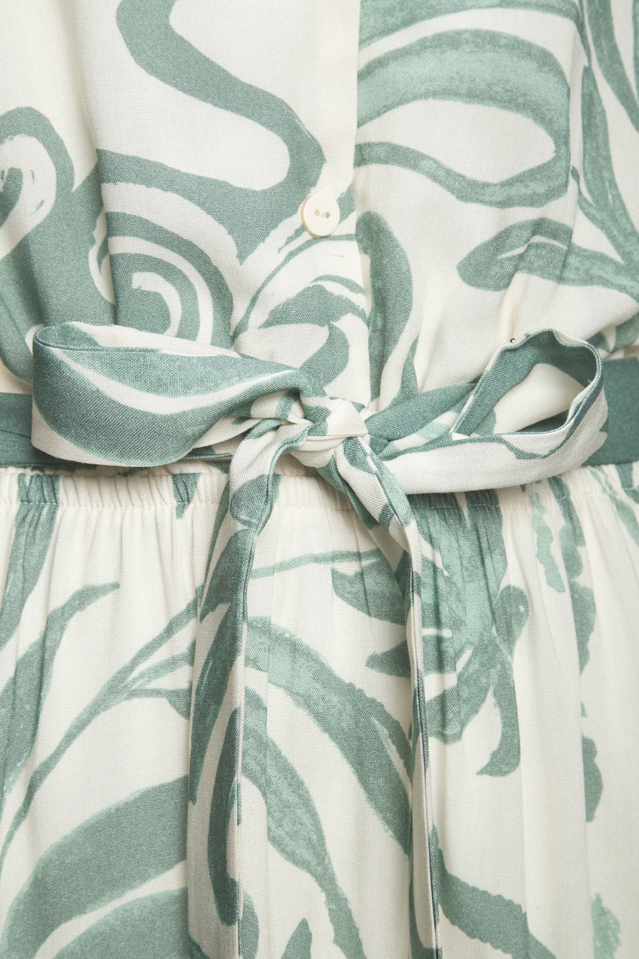 Vivance Robe midi »mit Alloverdruck aus gewebter Viskose« Poches dans les coutures latérales , robe d'été légère, robe tissée à manches courtes, robe chemise