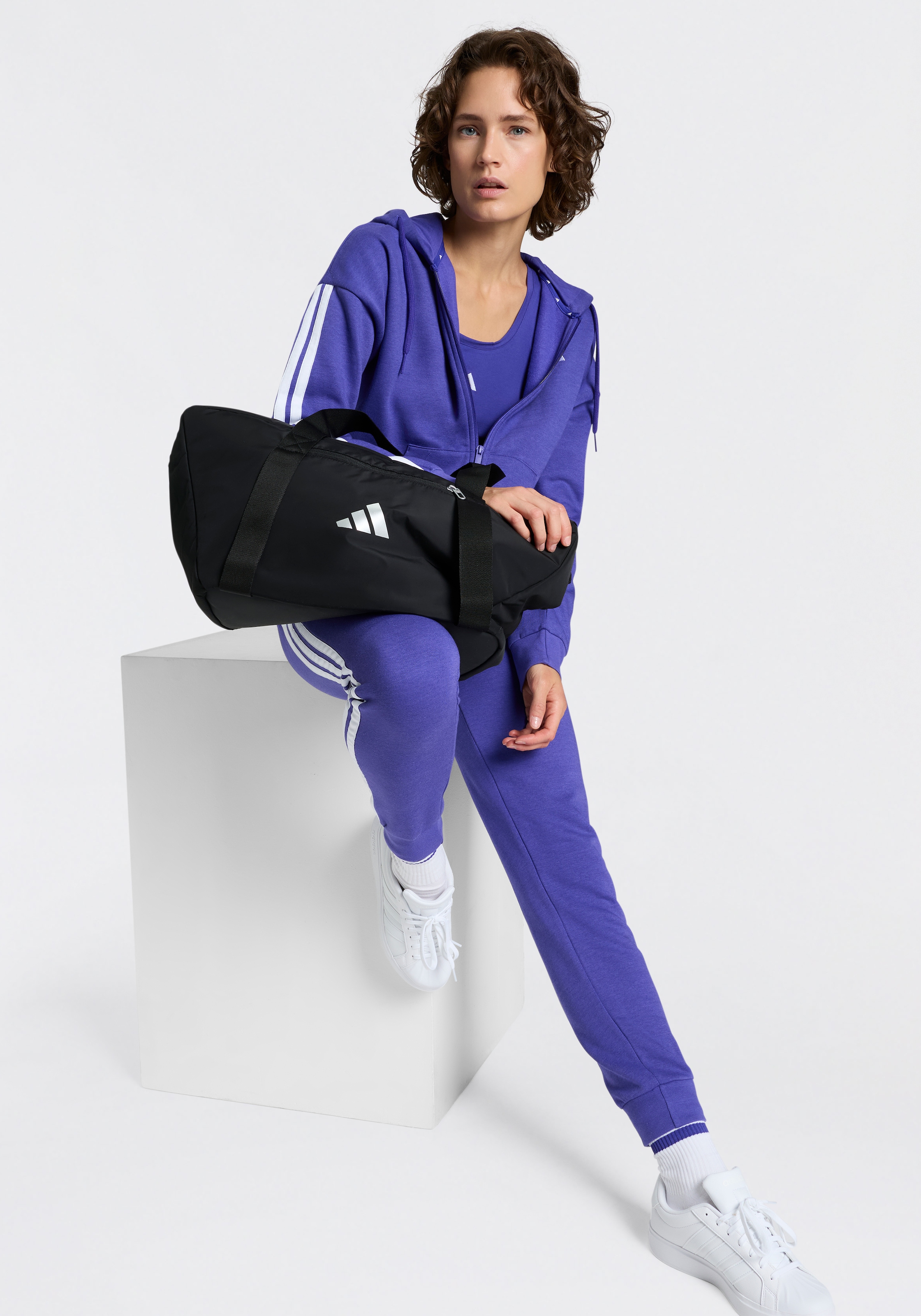 adidas Sportswear Pantalon de sport »ESSENTIALS 3-STRIPES FLEECE SLIM JOGGERS«  coupe étroite, pour activités variées, en mélange de coton