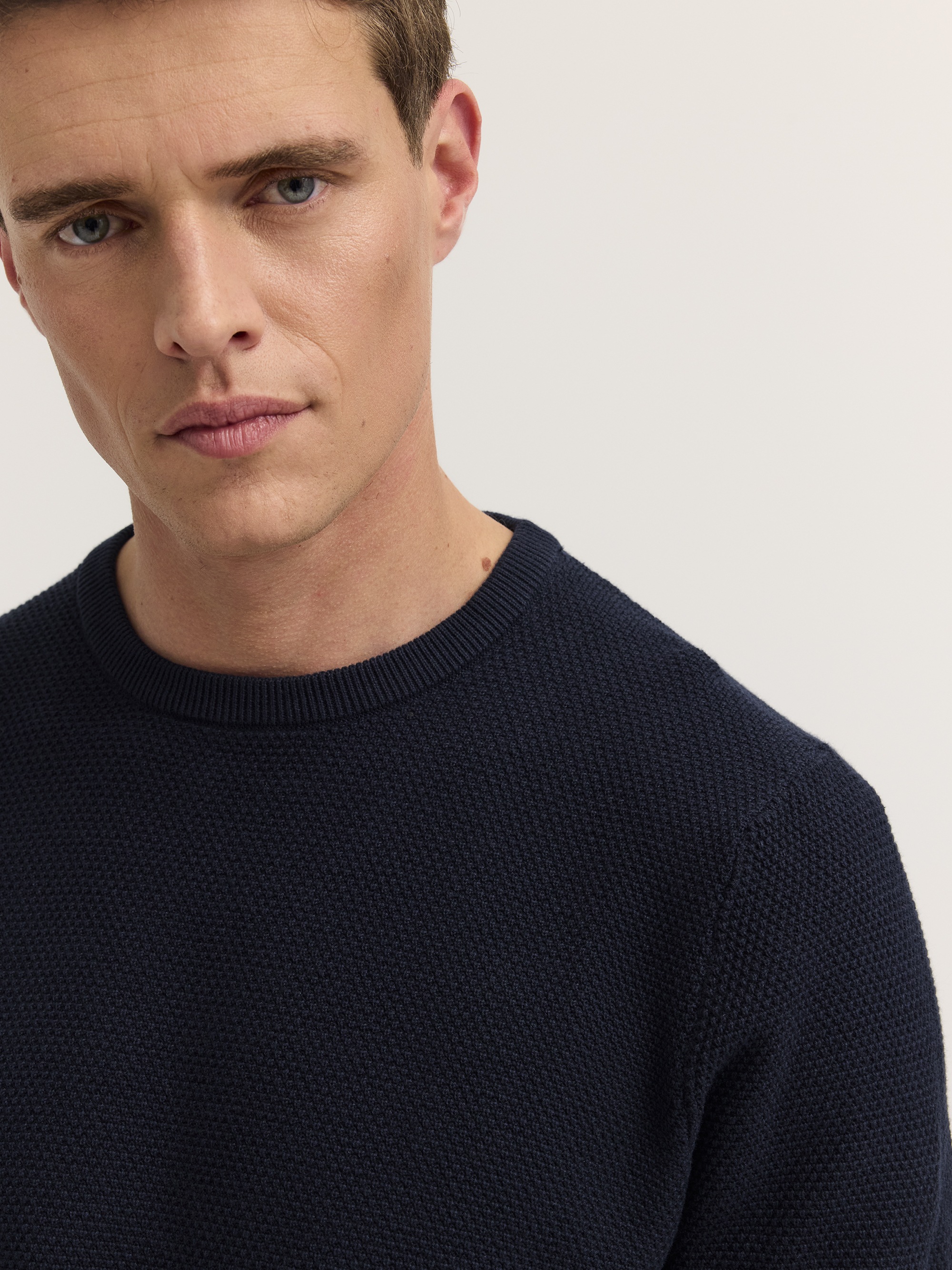 bugatti Pull à col rond »Regular Fit« mit einer Struktur