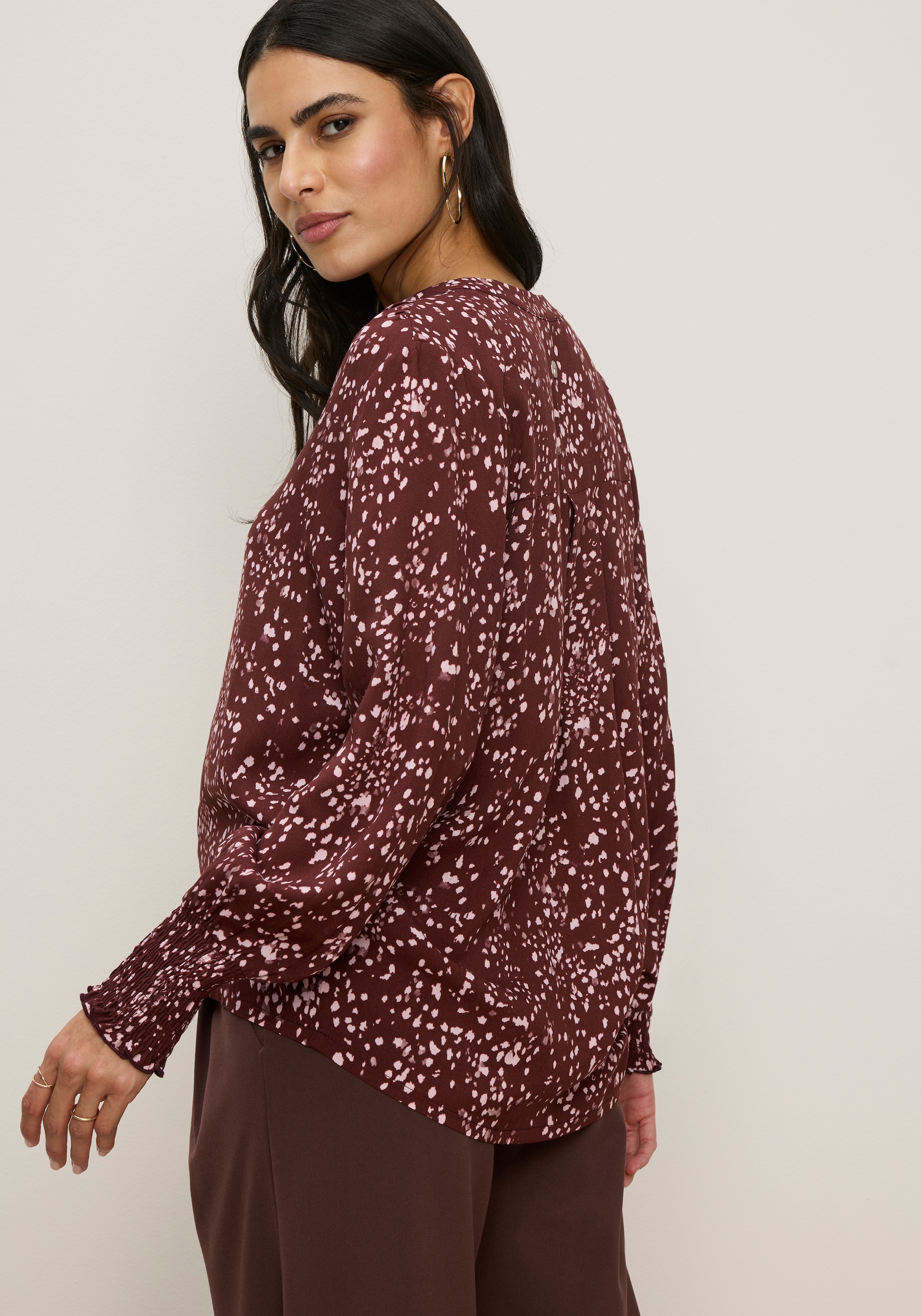 Tamaris Blouse à manches longues »mit figurumspielender Passform und hüftbedeckender Länge« avec motif fleuri, en viscose