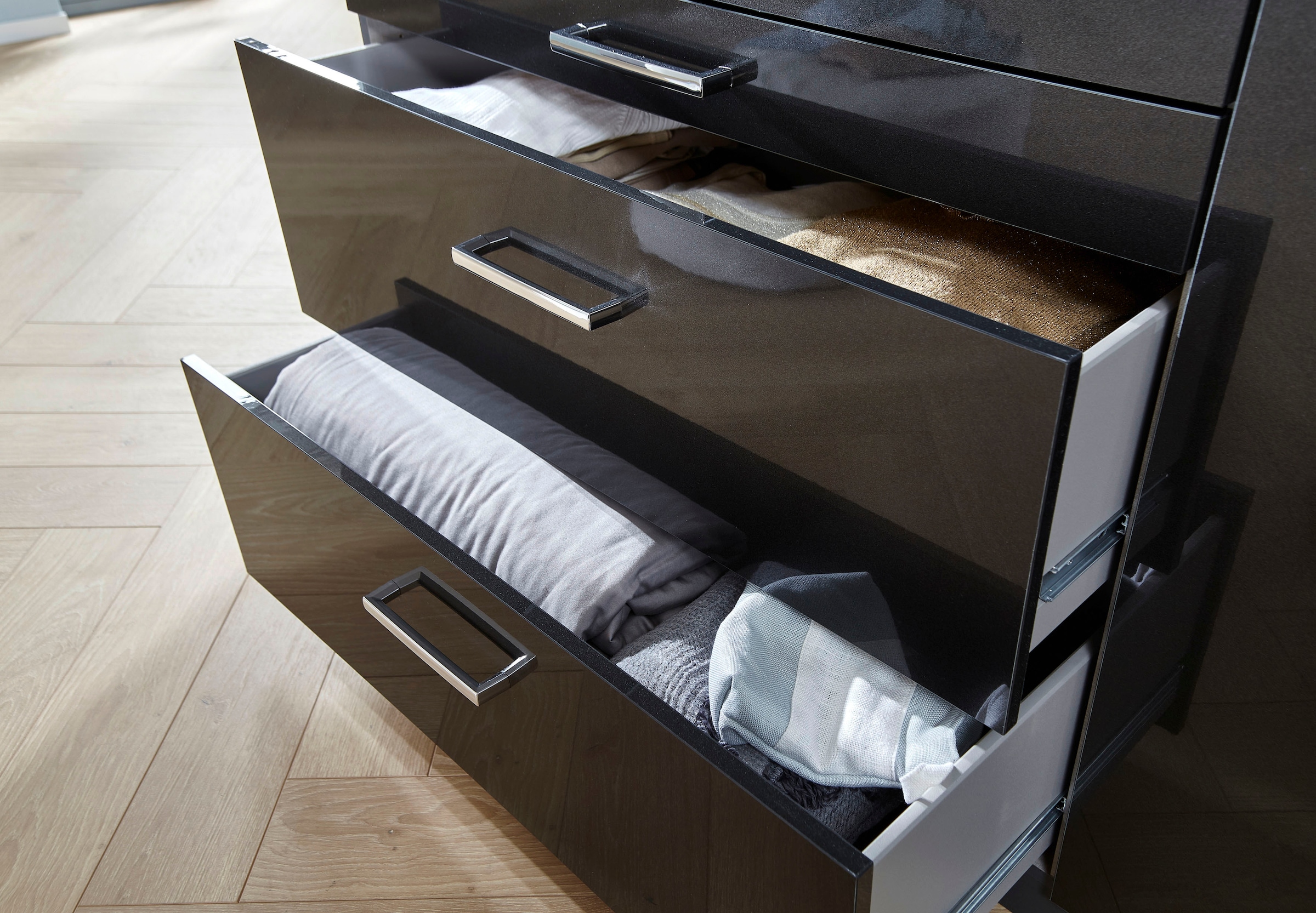 rauch Armoire à portes battantes »Kleiderschrank Schrank Garderobe Garderobenschrank  HOMBURG« avec beaucoup de rangement, tiroir supérieur compartimenté MADE IN GERMANY