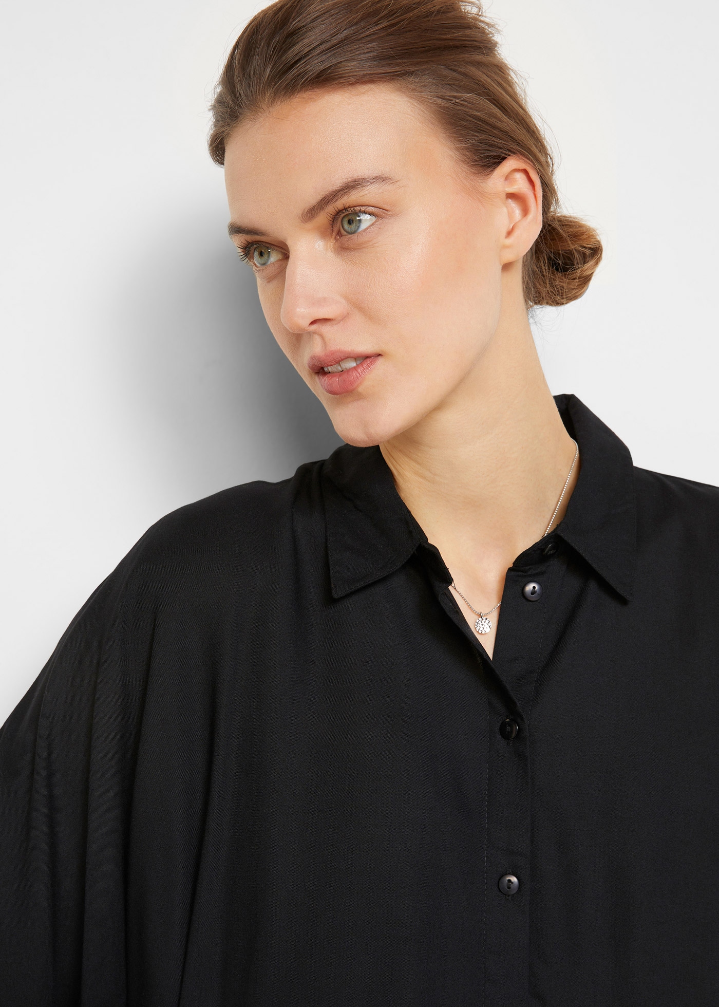 bonprix Robe chemisier Poches pour les mains für den Alltag, aus Viskose, Oversize Passform, mit Knopfleiste