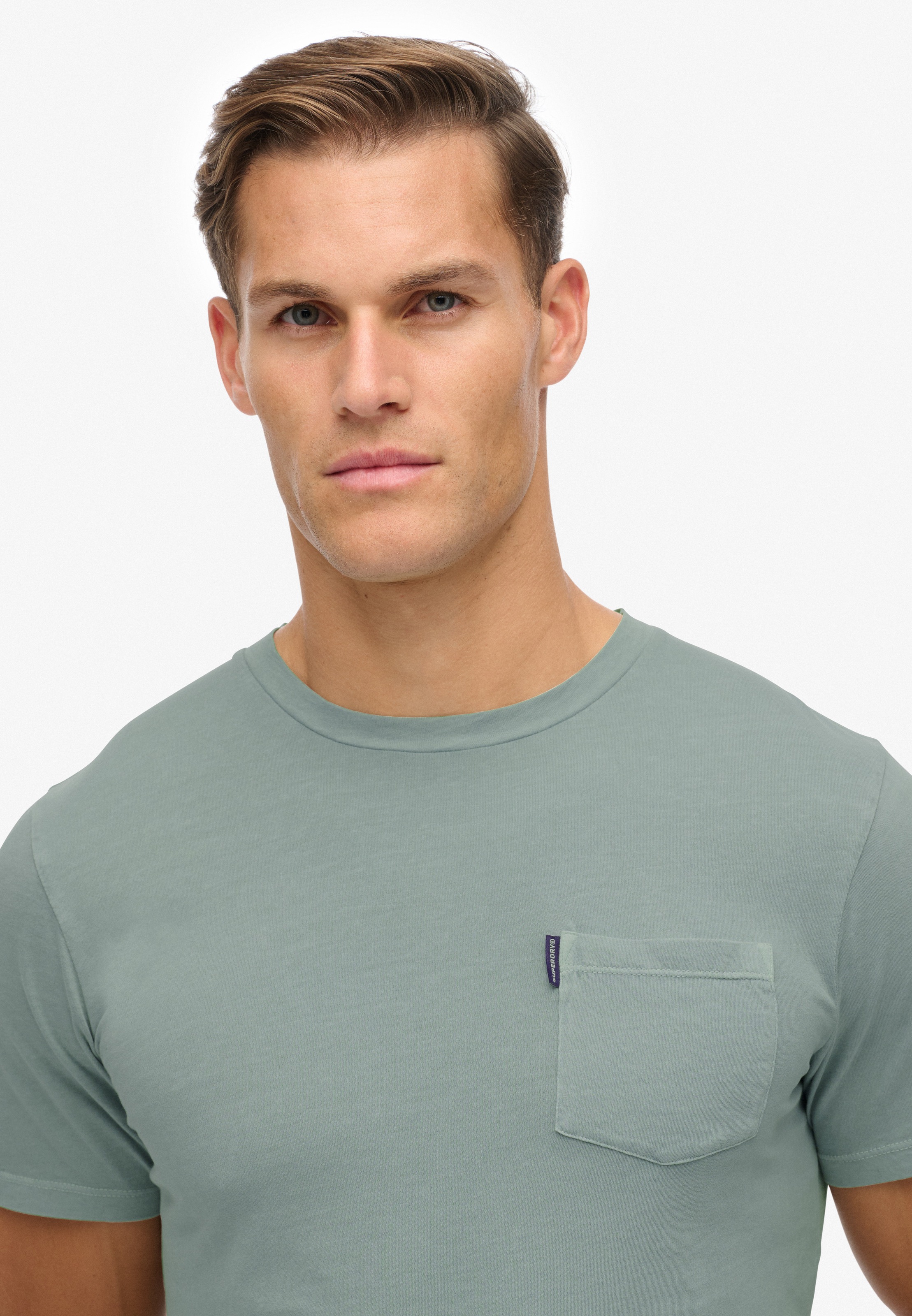 Superdry Rundhalsshirt »CLASSIC ESSENTIAL POCKET TEE« mit stylischer, aufgesetzter Brusttasche