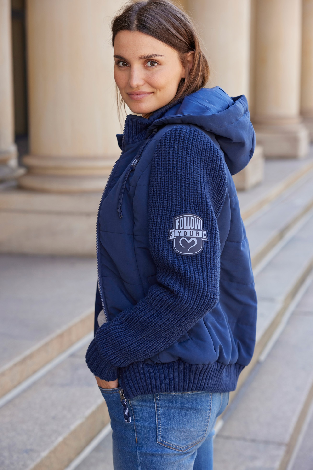 bonprix Veste courte mit Kapuze figurumspielende Passform, mit Strickärmeln und Kapuze