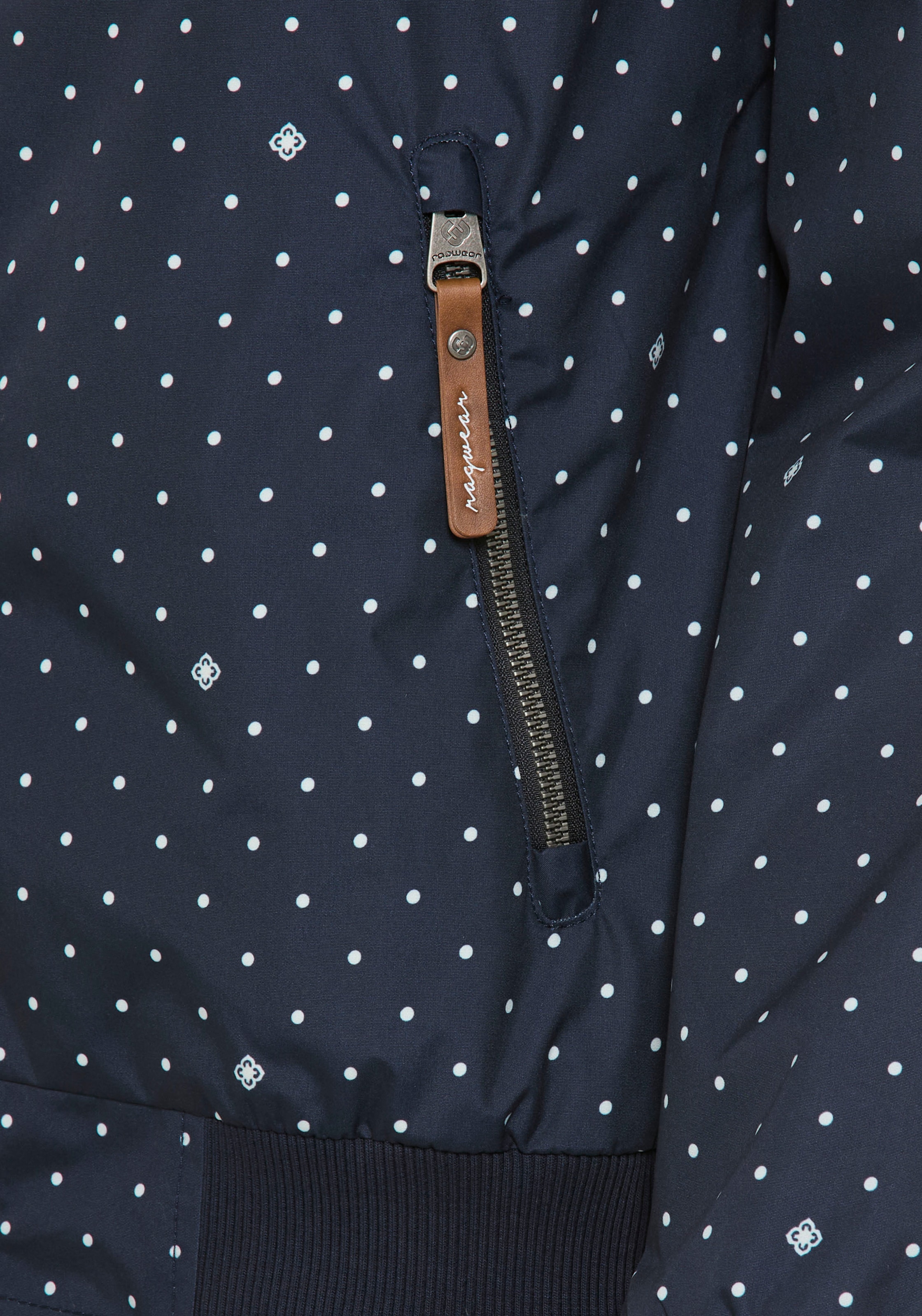 Ragwear Outdoorjacke »NUGGIE DOTS O« mit Kapuze aus Polyester, hüftlange Passform, hochschliessender Kragen