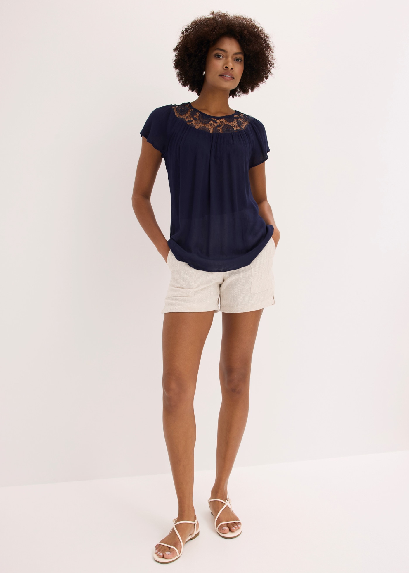 bonprix Blouse à manches courtes »Bluse aus reiner Viskose« coupe confortable, crêpe en viscose, avec superbe insert en dentelle