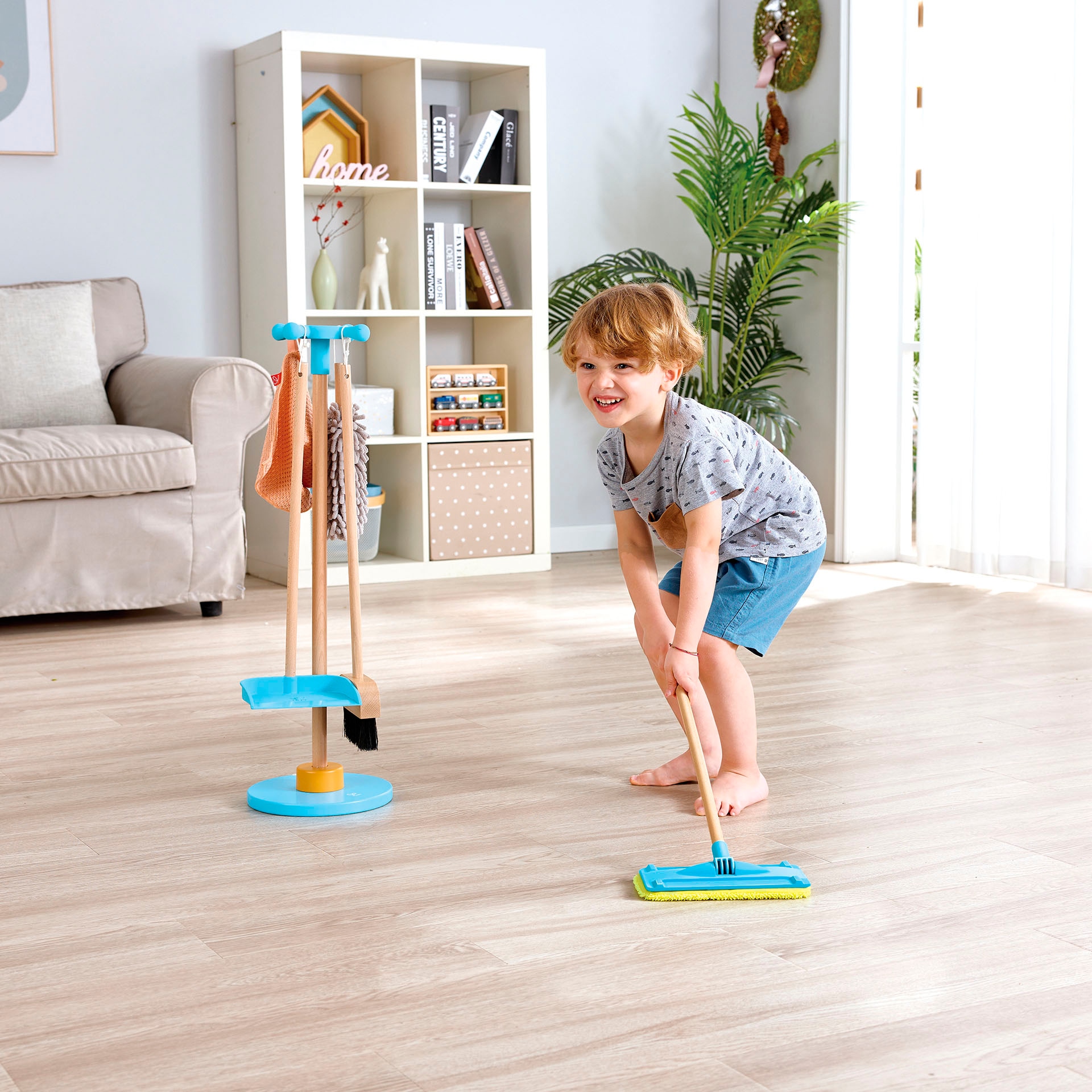 Hape Balai pour enfants »Spielzeug-Putzset mit Ordnungsständer«