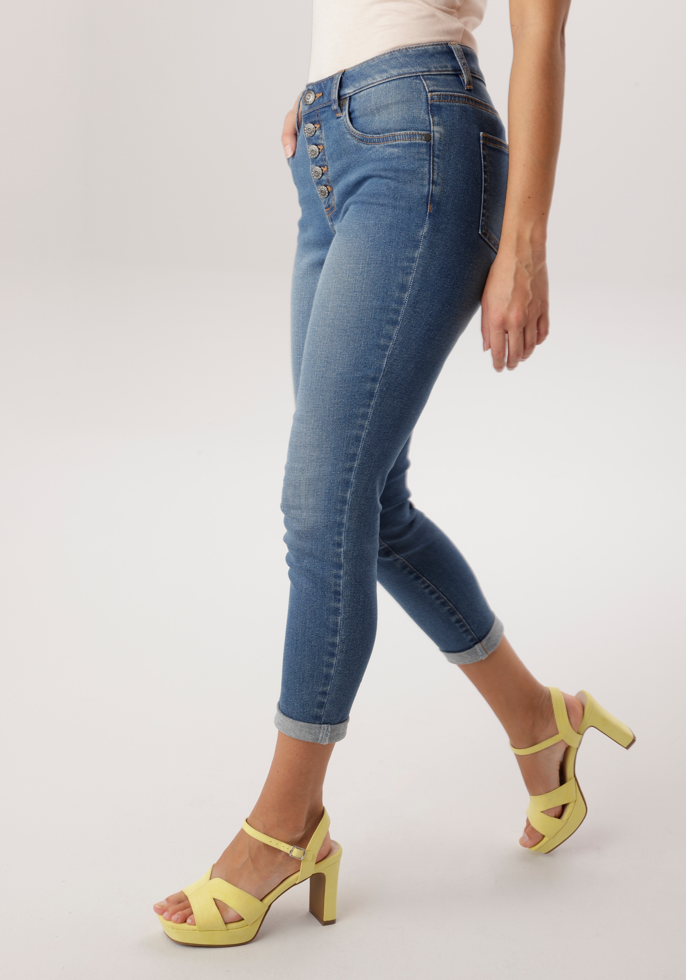 Aniston SELECTED Jeans droit sichtbare Knopfleiste und Used-Waschung - NEUE KOLLEKTION