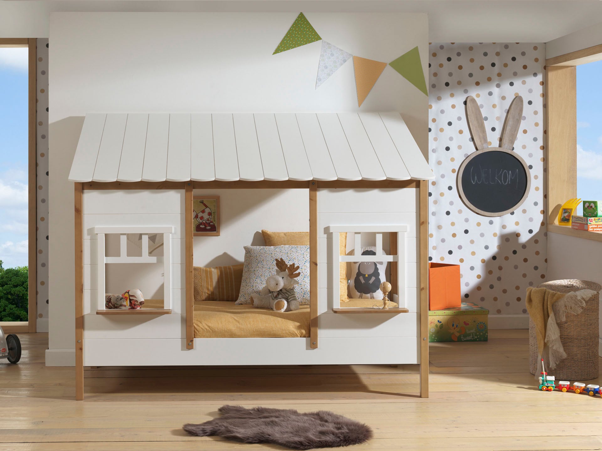 Vipack Kinderbett »Hausbett, aus MDF und Massivholz weiss lackiert mit farblichen Absatz« B/H/T ca. 214,5x174x107,5cm, vorne 2 Fenster, mit Liebe zum Detail,  inkl. Rolllattenrost, wahlweise mit oder ohne Bettschublade auf Rollen
