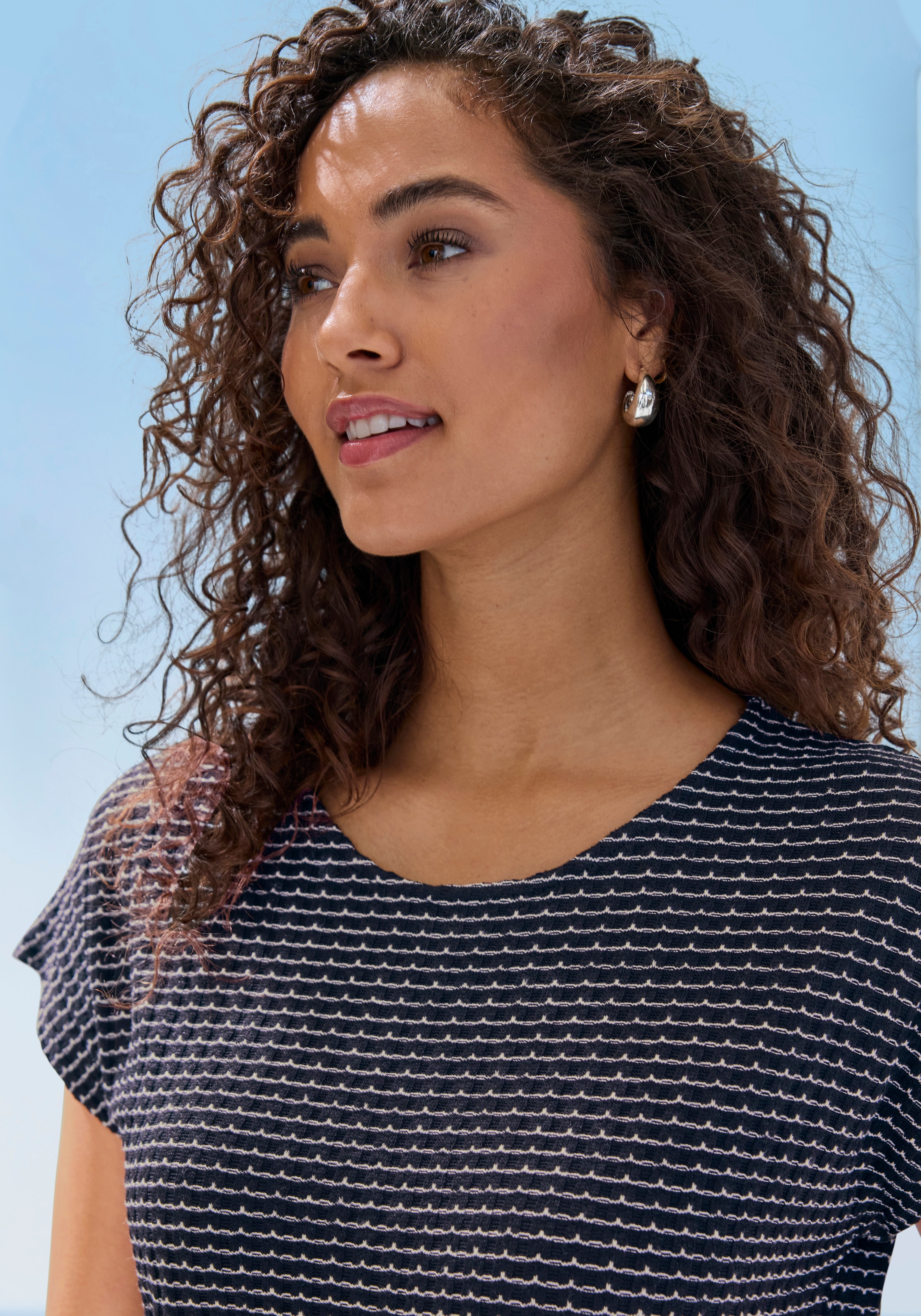 Vivance T-shirt à manches courtes »aus strukturierter Strickqualität« mit Gummizug im Bund