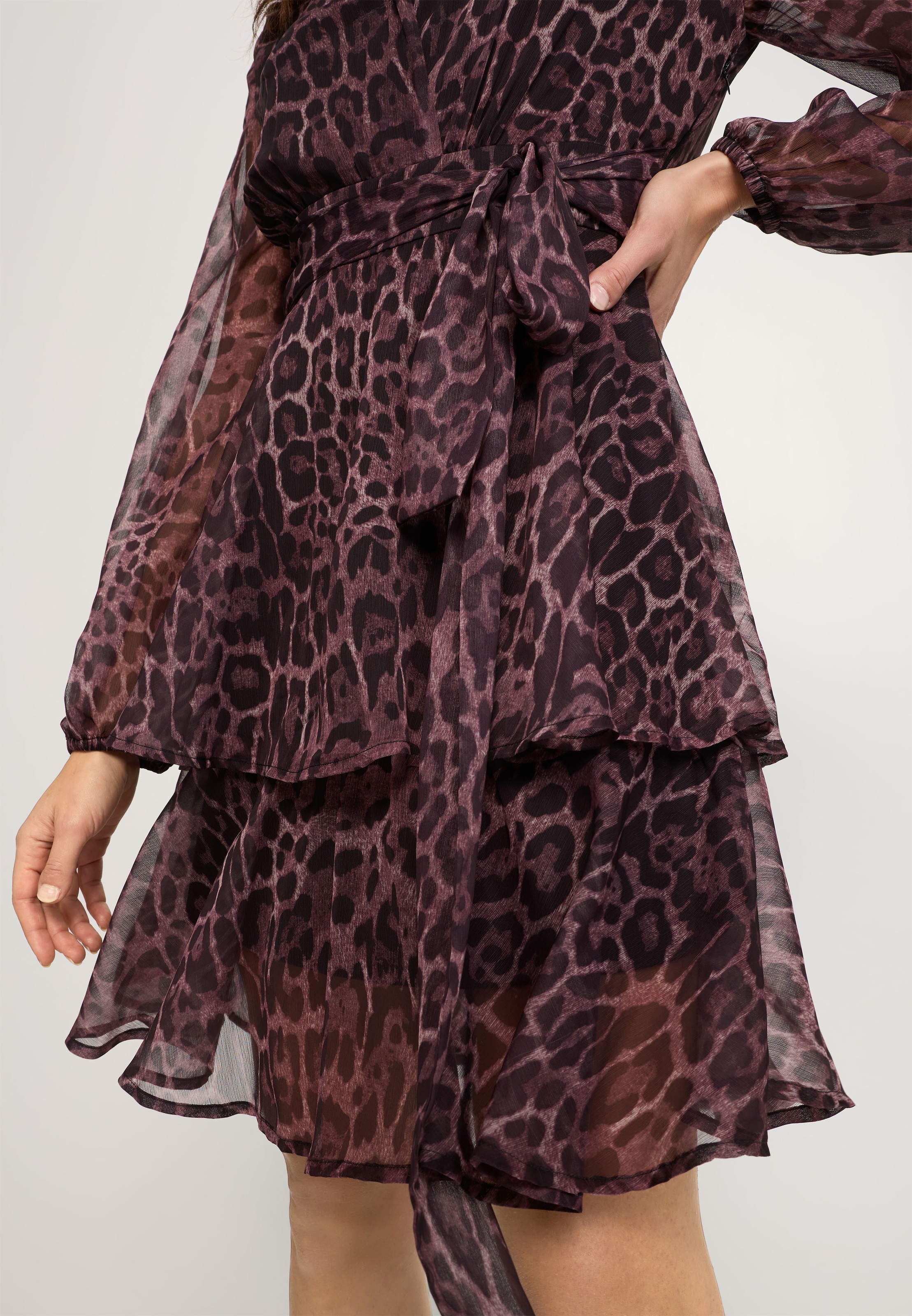LASCANA Robe imprimée Sans poches avec ceinture fixe, robe d'été élégante à motif léopard
