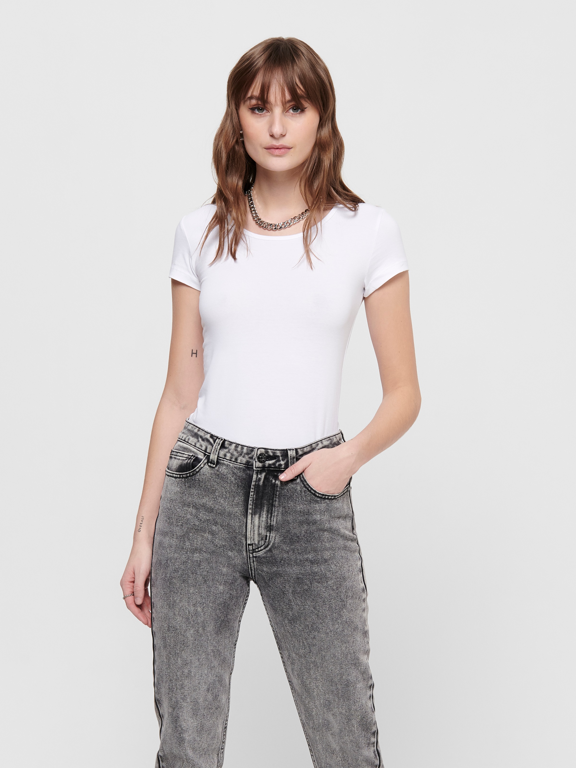 ONLY Rundhalsshirt »ONLLIVE – Rundhalsshirt mit figurbetonter Silhouette«, sehr figurbetont, modisch, Baumwollmischung, Jersey, tiefer Rundhals
