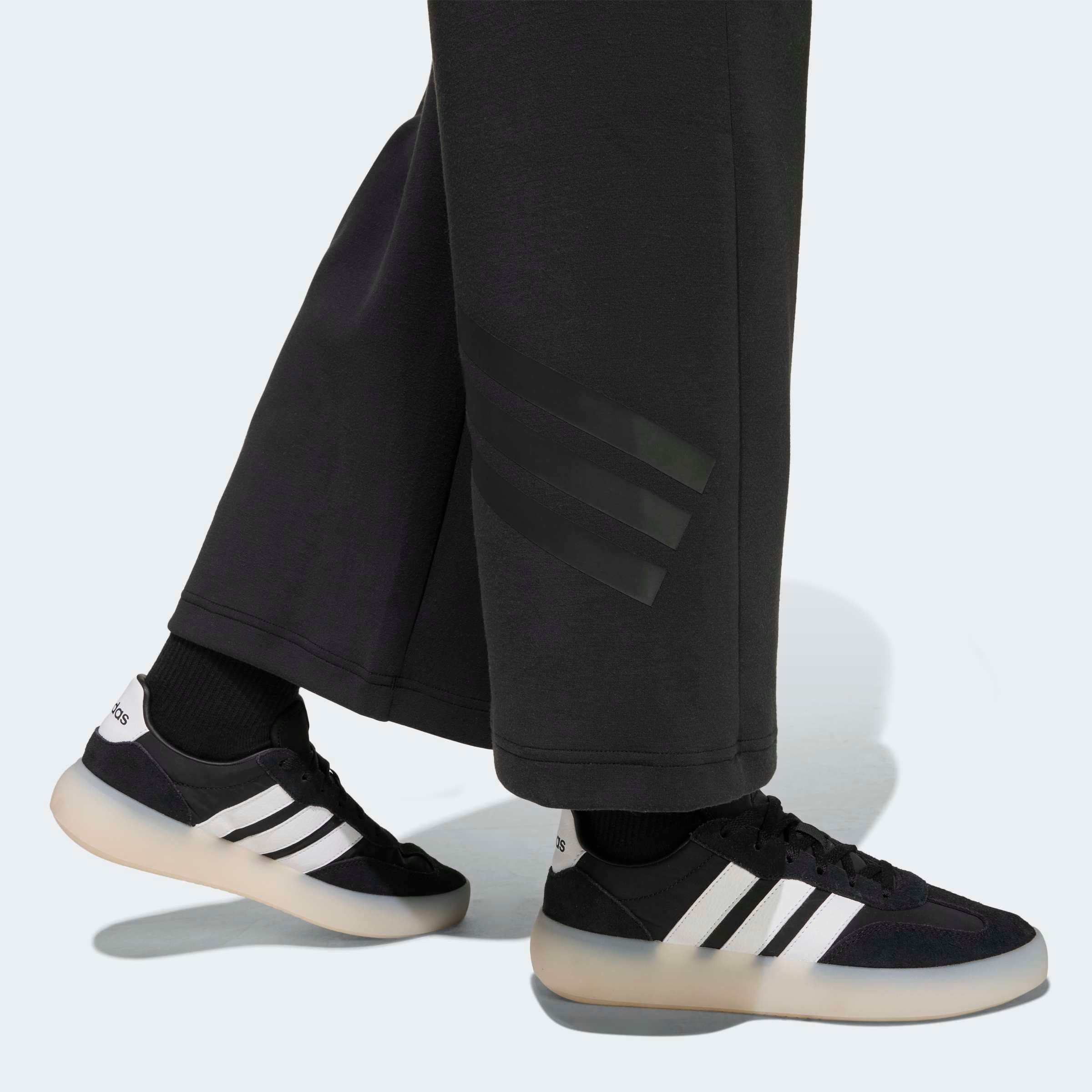 adidas Sportswear Pantalon de sport »FUTURE ICONS 3-STREIFEN MIT WEITEM BEIN«