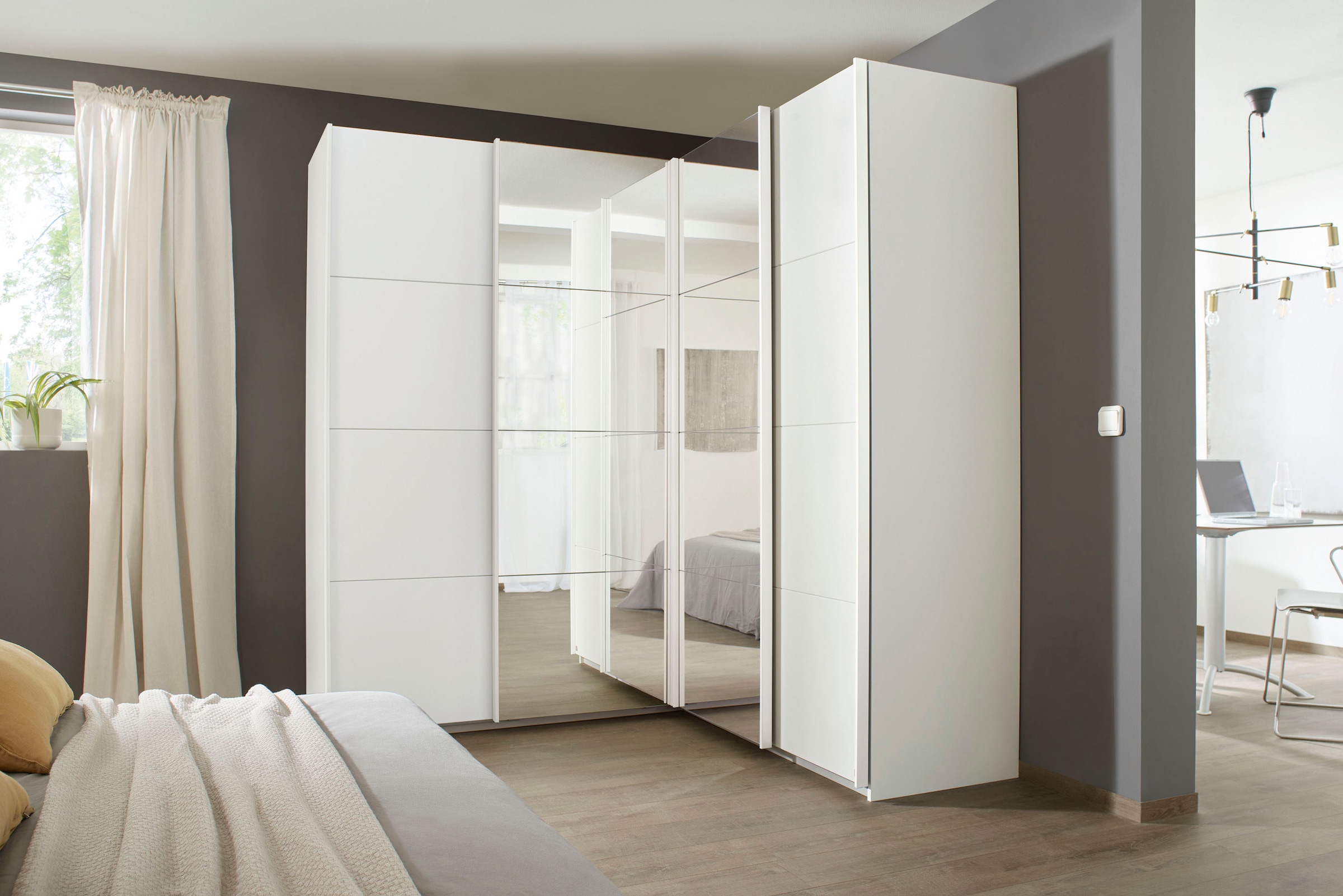 rauch Kleiderschrank »Schwebetürenschrank Schrank Garderobe Eckschrank Ankleide QUADRA« extra grosser Eckschrank in Weiss mit Spiegel MADE IN GERMANY