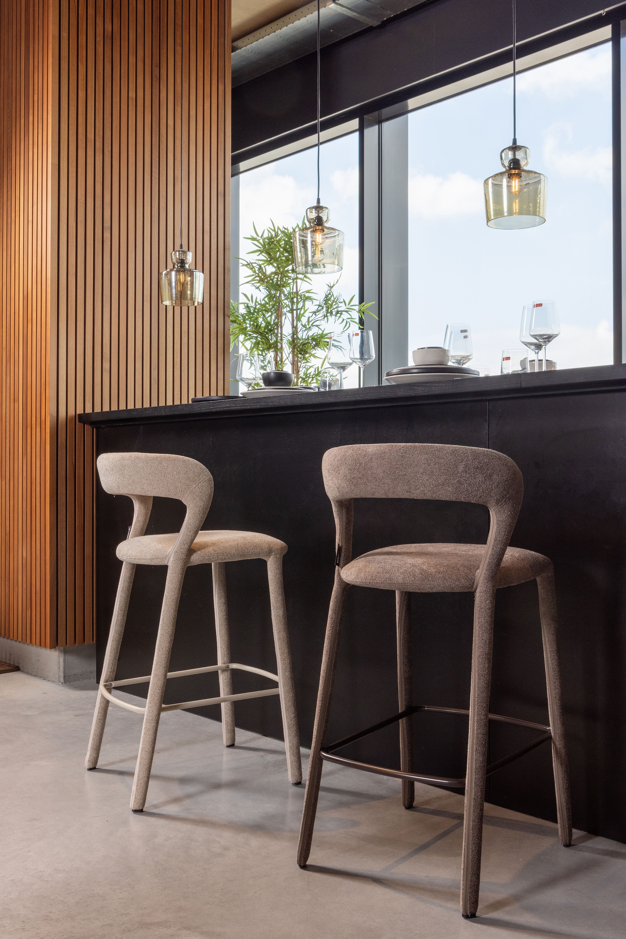 WOOOD Tabouret de bar »Noble mit Fussstütze und vollständig gepolstertem B 48 x T 52 x H 95 cm« revêtement en tissu, capacité 150 kg, haute résistance à l'usure
