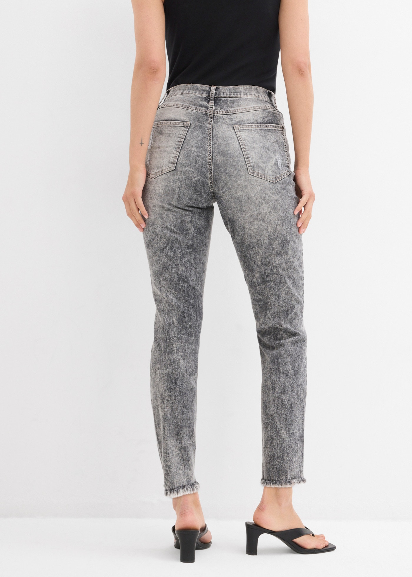 bonprix Jeans mom coupe tendance, Regular Fit, ourlet effiloché