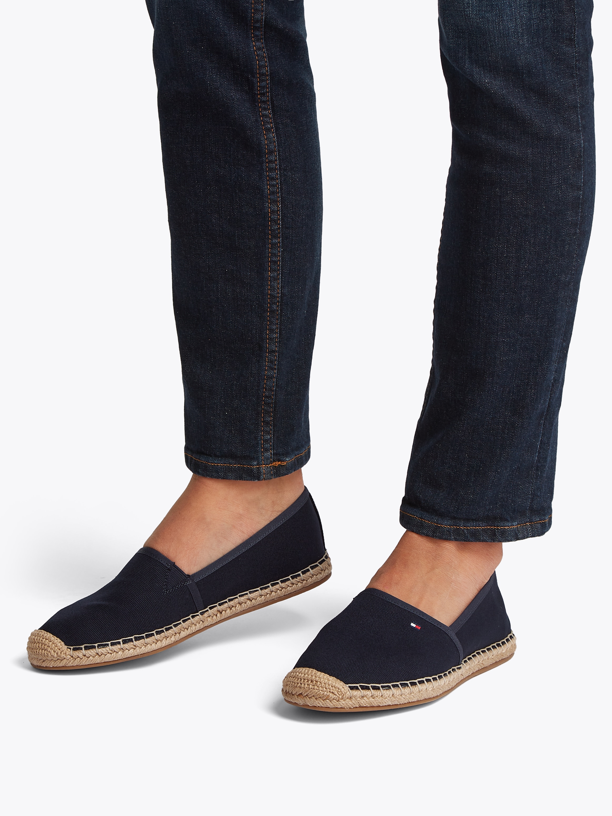 Tommy Hilfiger Espadrille »FLAG CANVAS ESPADRILLE«  ,Slipper,Flats,Bequemschuh mit Jutebezug und Ziernähten, schmale Form