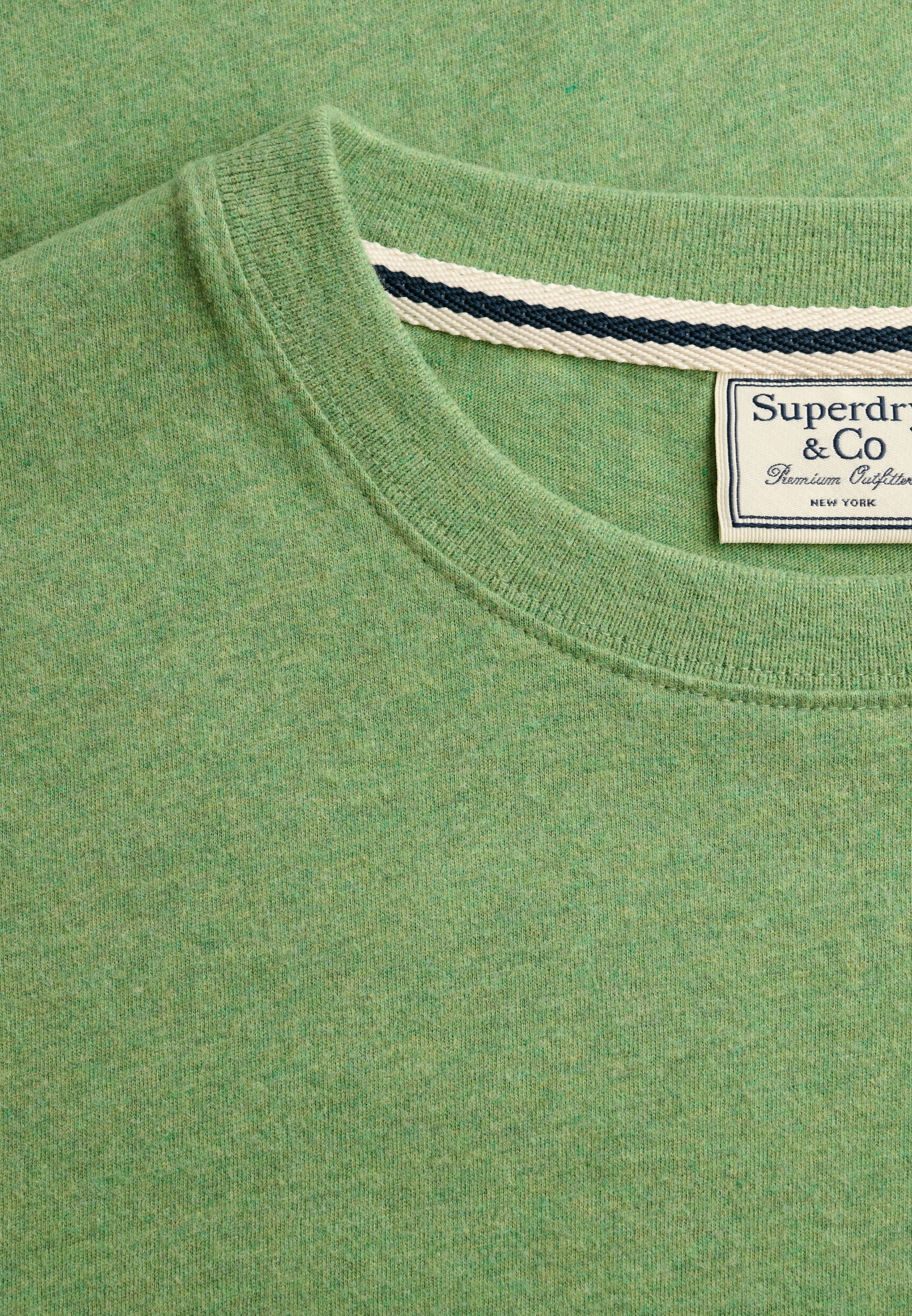 Superdry Shirt à col rond »ESSENTIAL SERIF LOGO EMB TEE« coton, coupe régulière