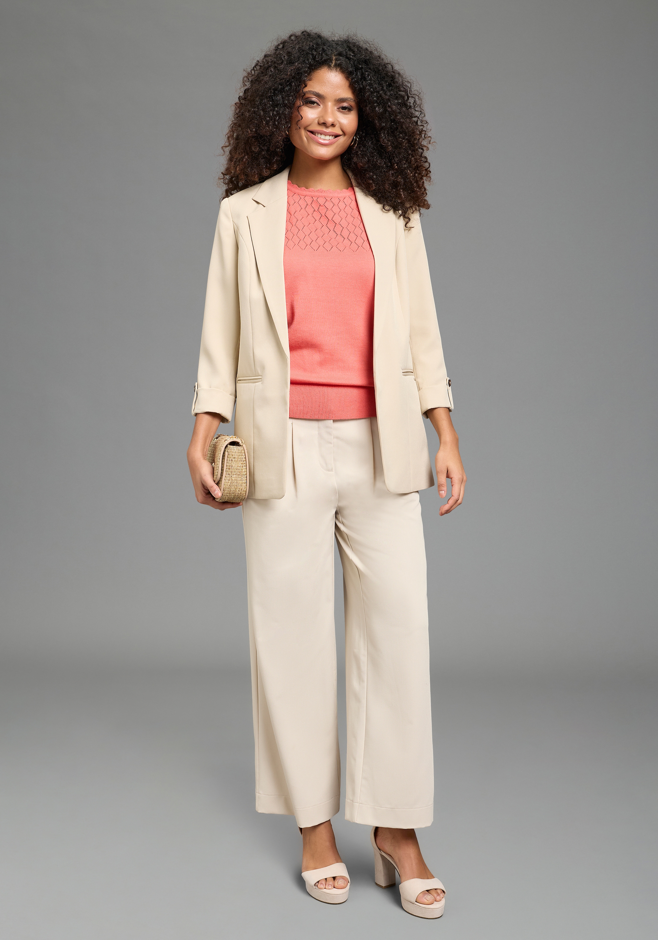 Laura Scott Stricktop mit modernem Lochstrick und femininer Wellenkante