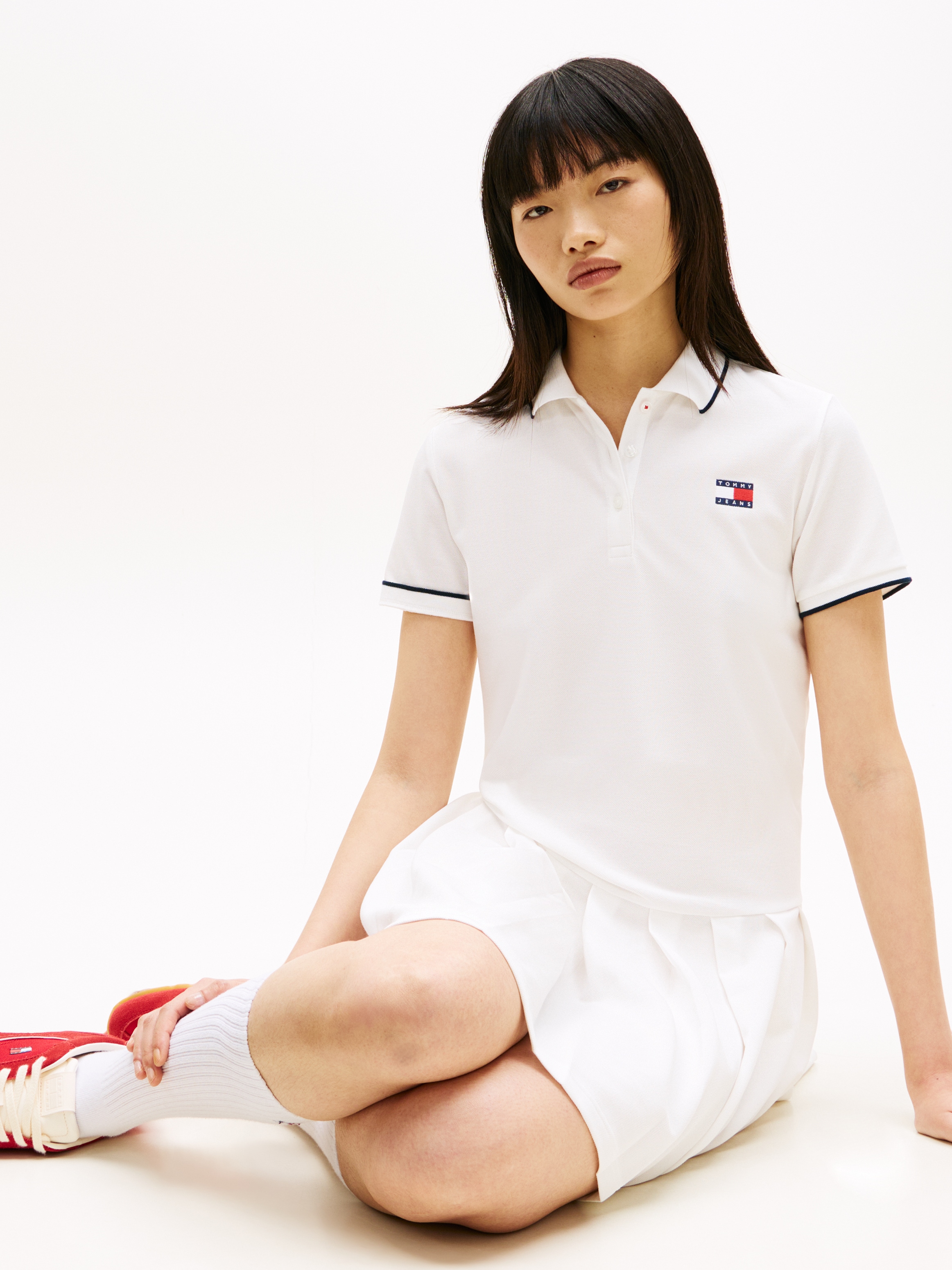 Tommy Jeans Robe polo »TJW BADGE PLEAT PIQUE DRESS EXT« avec détails contrastés, coupe décontractée