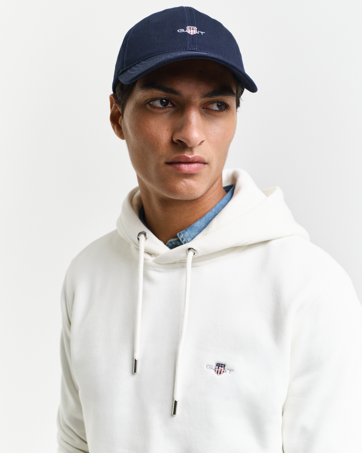Gant Hoodie »REG SHIELD HOODIE«, avec broderie du logo sur la poitrine
