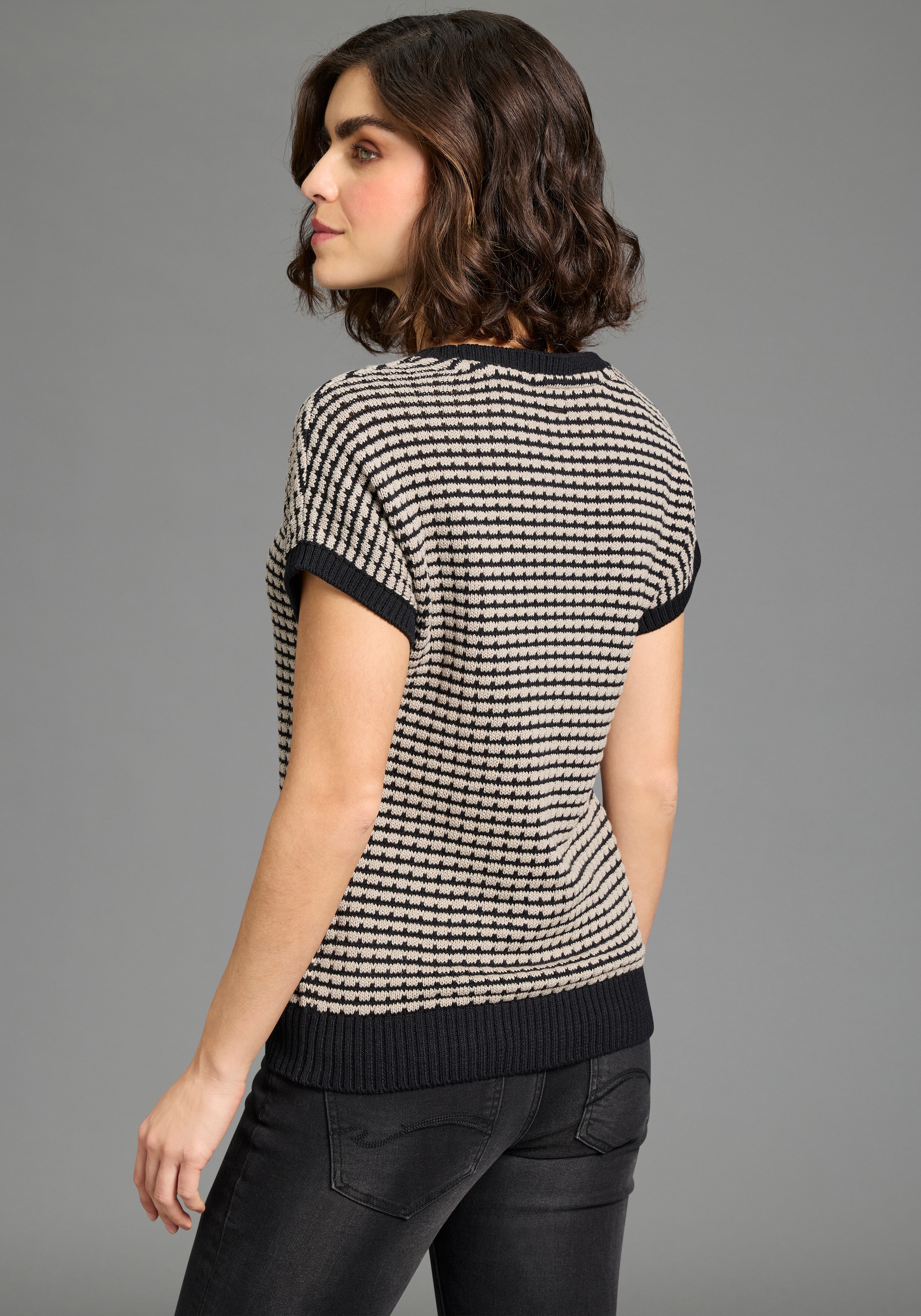 KangaROOS Kurzarmpullover aus strukturiertem Baumwoll-Mix, mit Rundhalsausschnitt, loose fit