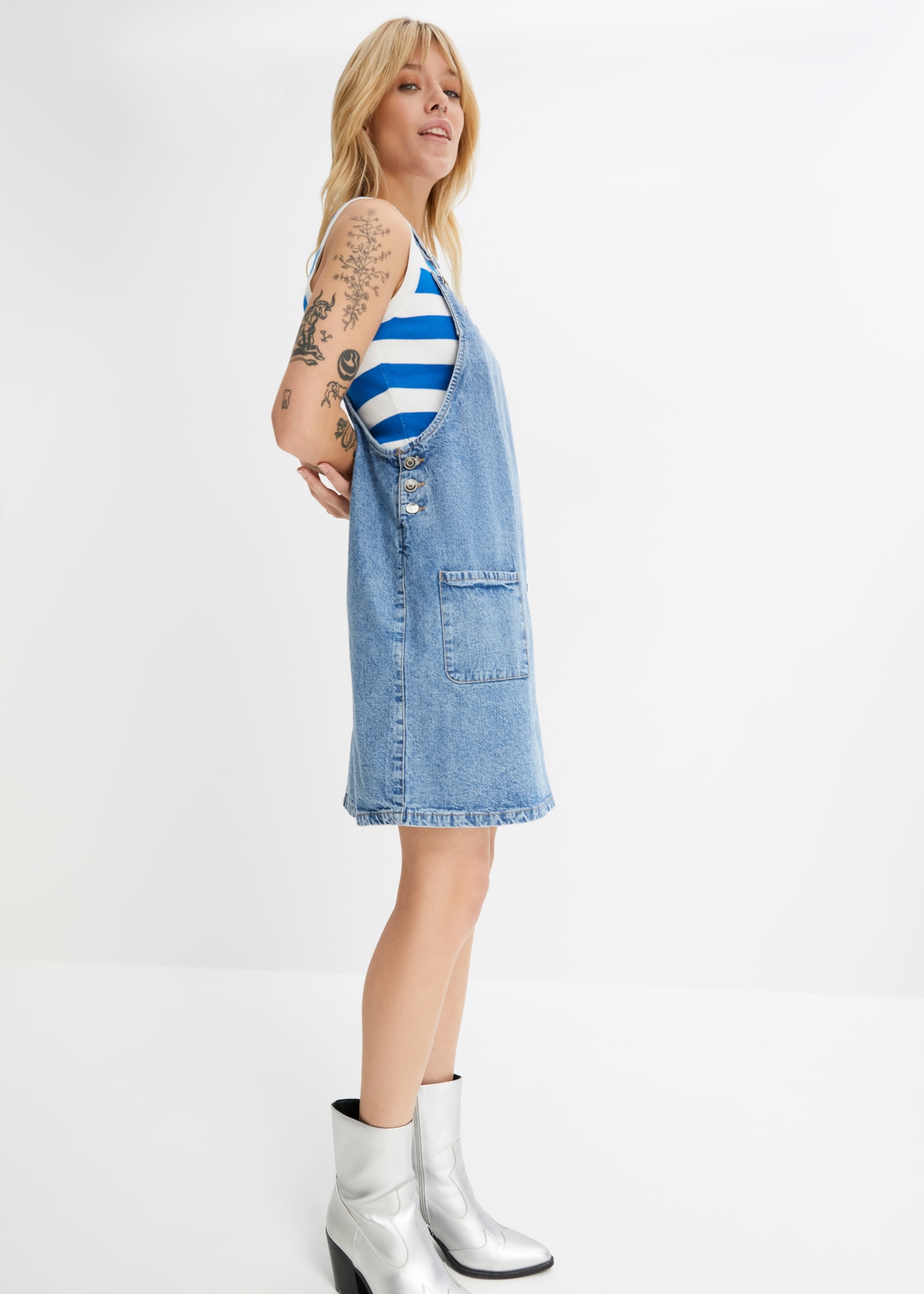 bonprix Robe en jean coupe trapèze, en coton, avec deux poches plaquées
