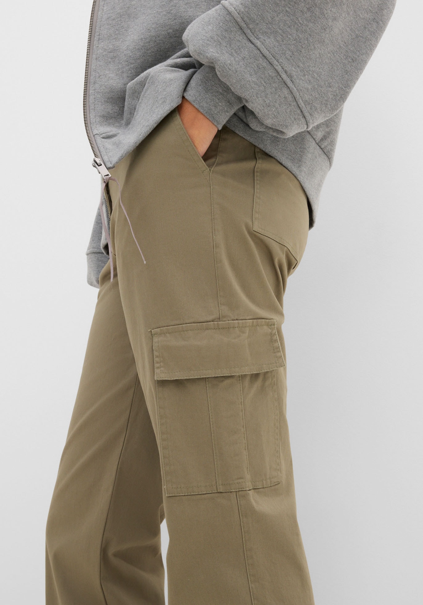 bonprix Pantalon cargo  aus Baumwolle mit Elasthan, lockere Passform, mit Bequembund