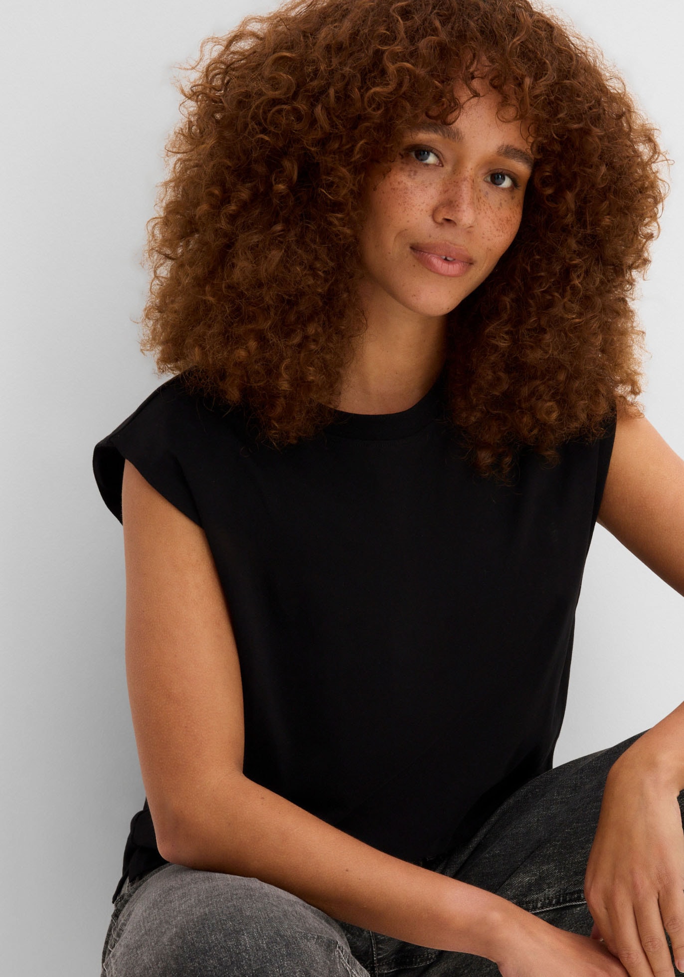 bonprix T-shirt oversize lässiger Oversize-Schnitt, verstärkte Schulter, ärmellos