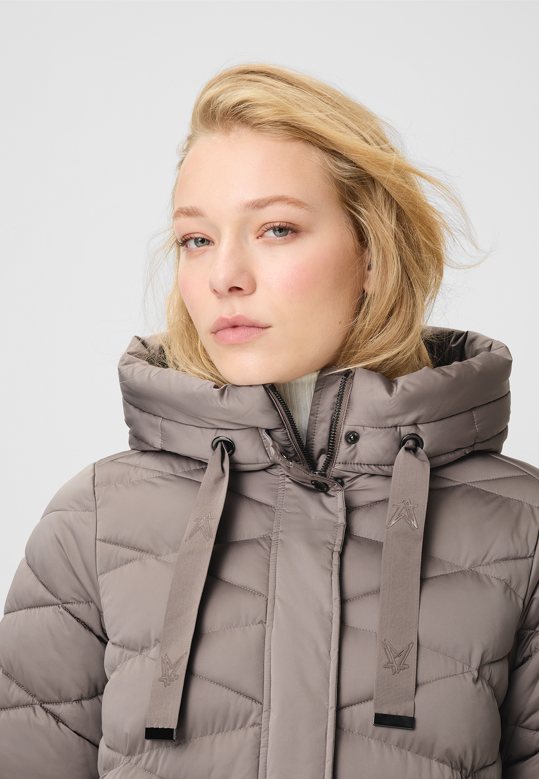 Fuchs Schmitt Manteau matelassé »Steppkurzmantel« avec fermeture éclair dissimulée, capuche avec cordon de serrage, chaude et matelassée