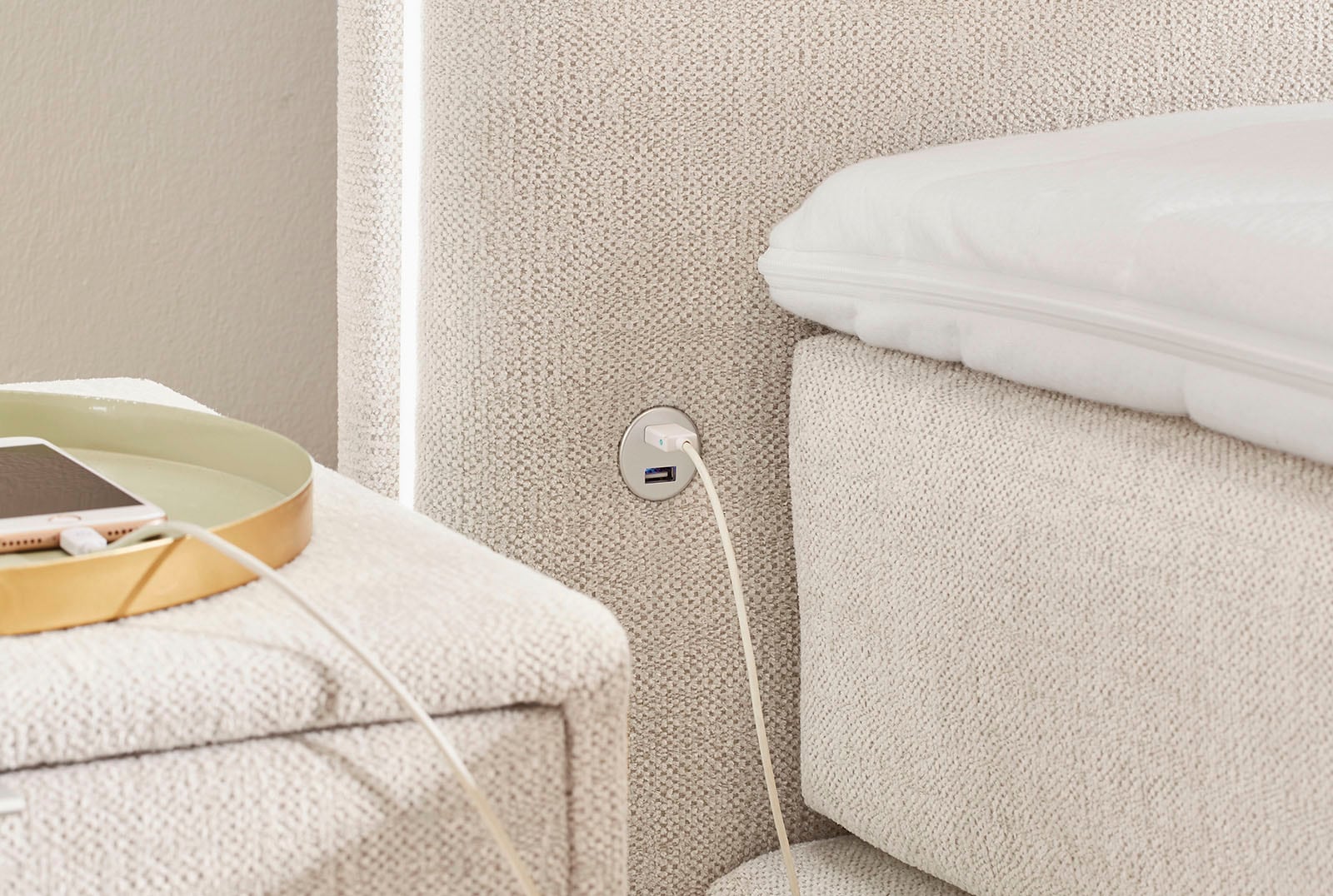 Jockenhöfer Gruppe Boxspringbett »LIVIA inkl. 7-Zonen-TTFK-Matratze H3/H4« mit Topper, LED & 4x USB-Ports, Chenille-Bezug, 180 cm x 200 cm