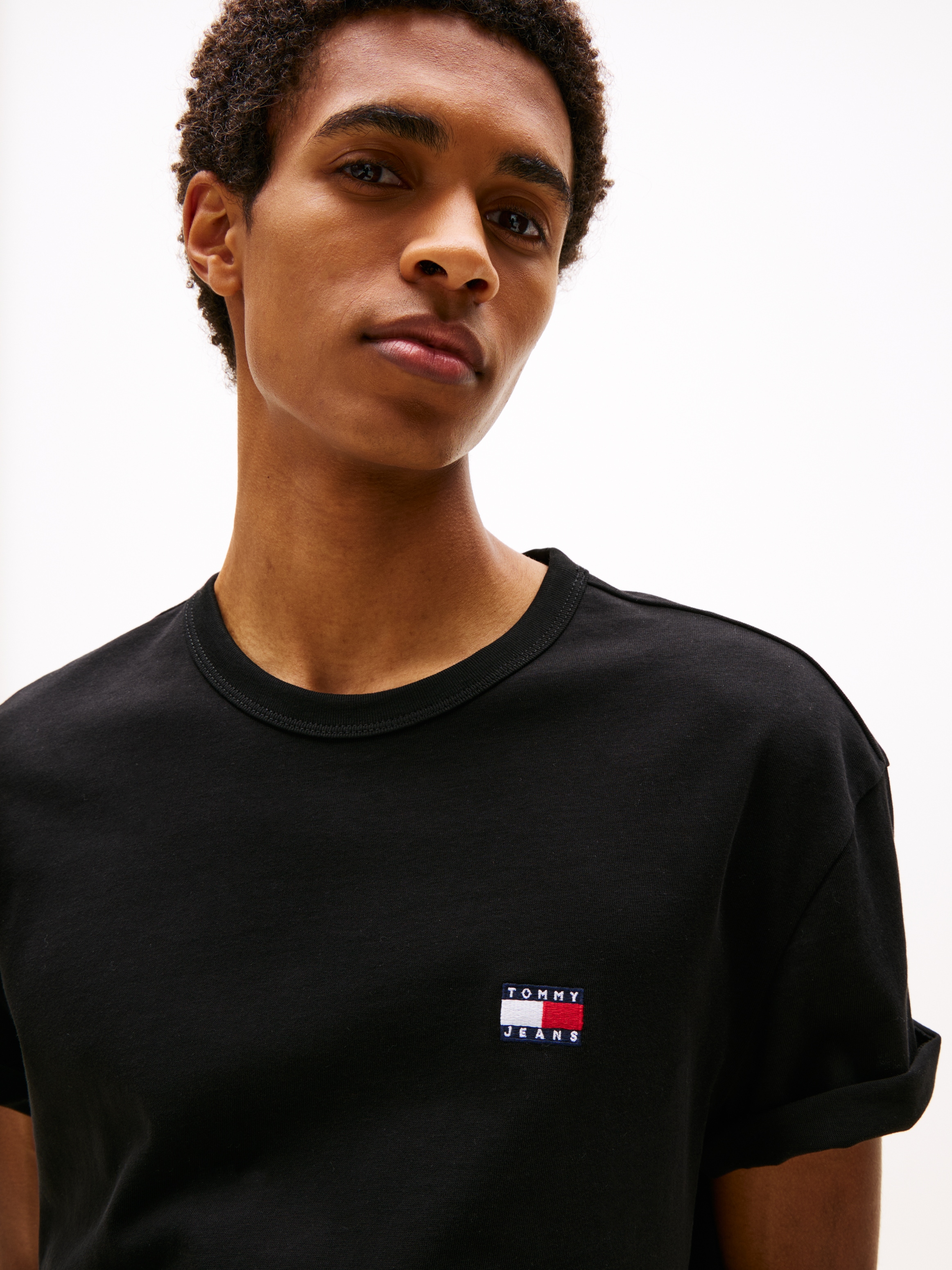 Tommy Jeans T-shirt »TJM REG BADGE TEE EXT« mit Logostickerei