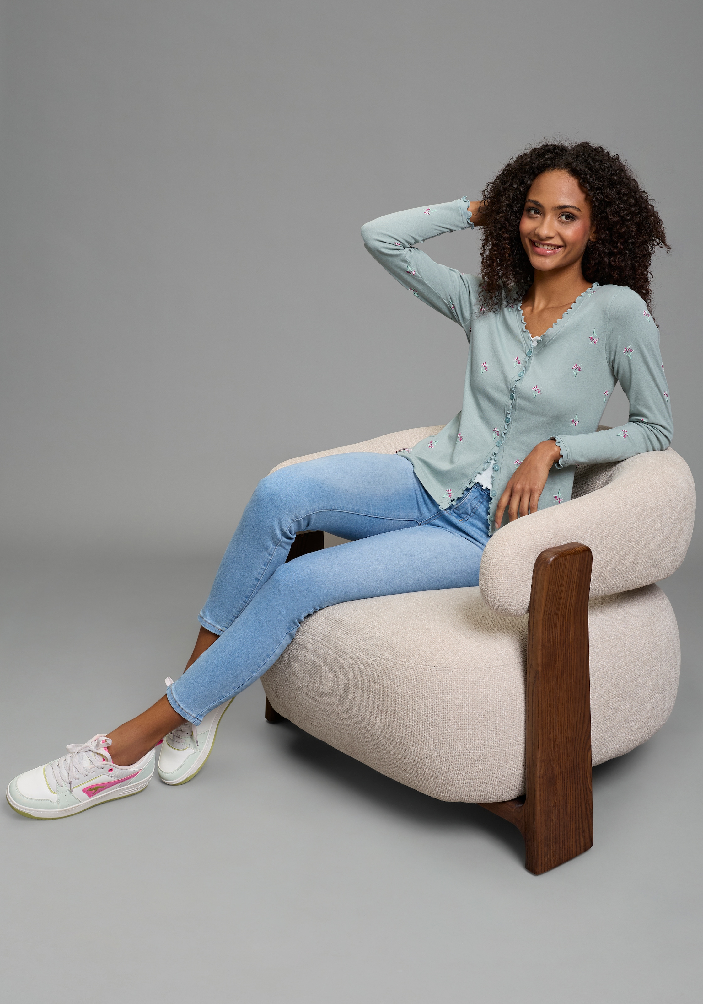 KangaROOS T-shirt à manches longues avec encolure en V, coupe ajustée, forme à la taille, en tissu côtelé