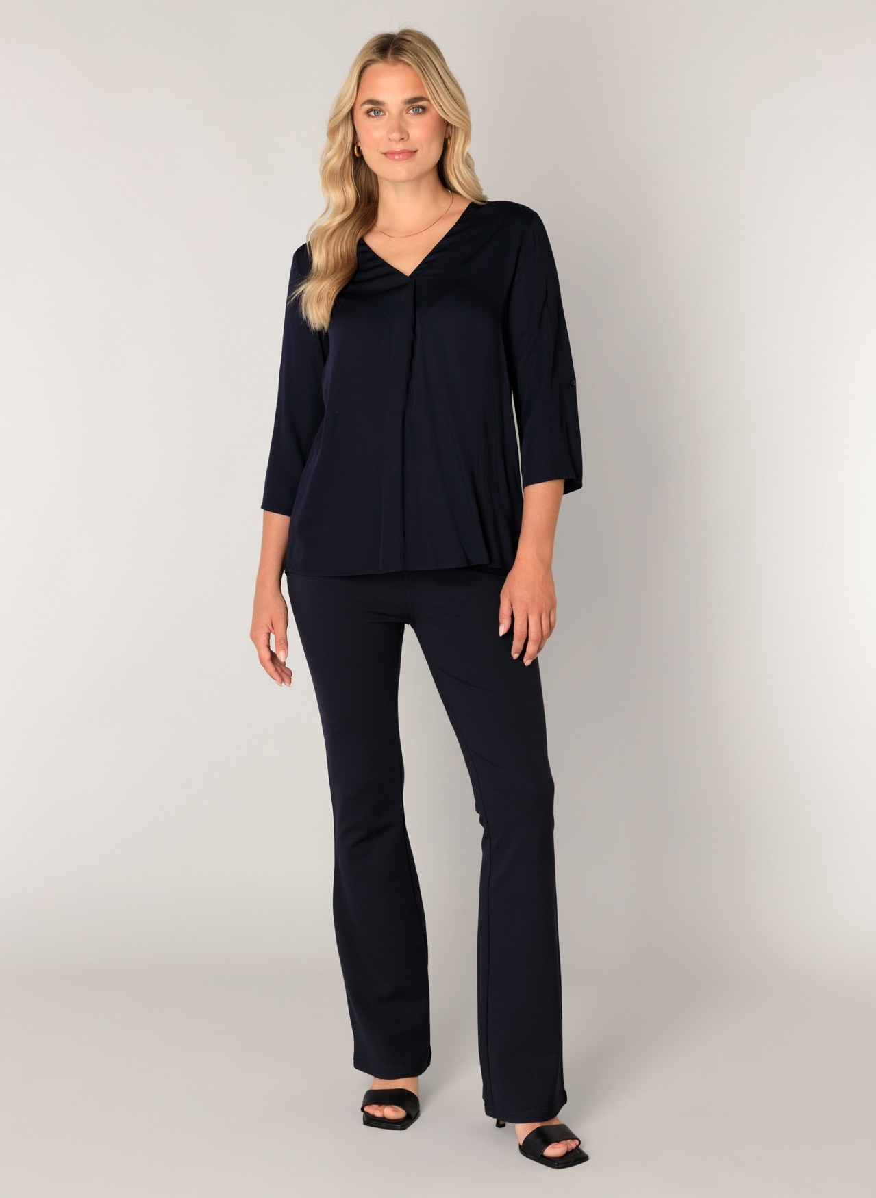 Base Level Chemisier à chemise mit V-Ausschnitt