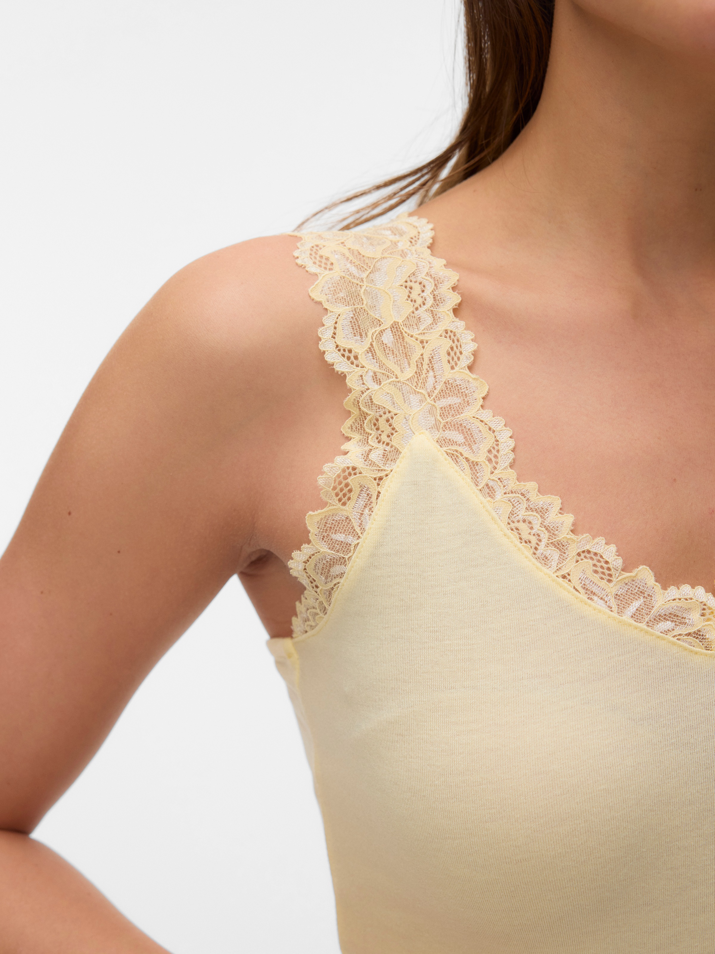 Vero Moda Top à bretelles »VMROSA SL TOP JRS NOOS« Mélange viscose, détail en dentelle