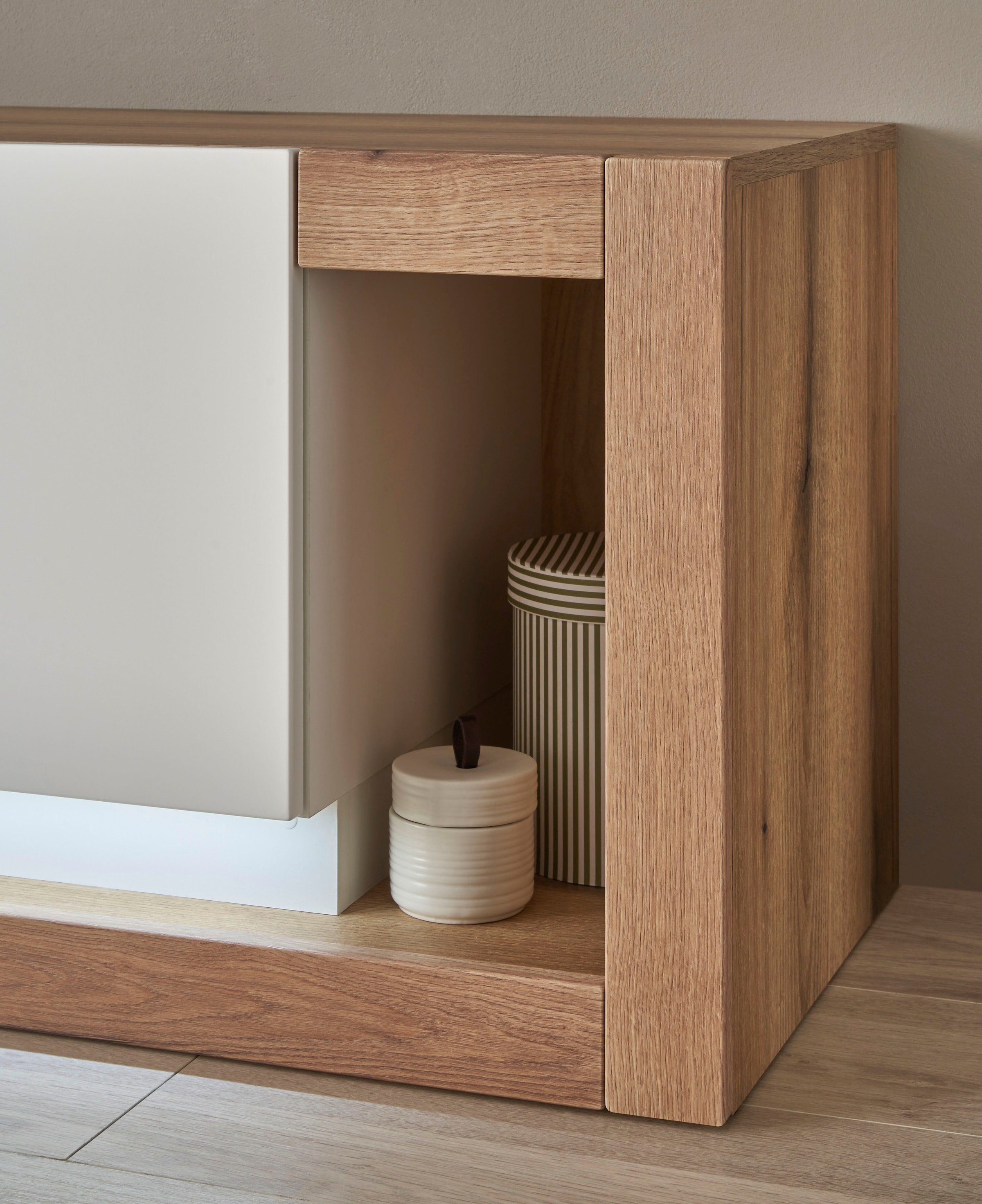 Home affaire Table basse »Brixen, moderner TV-Schrank, Kommode in Eiche Evoke Dekor mit Weiss« Metallgriffe, ausreichend Stauraum, vielseitig einsetzbar