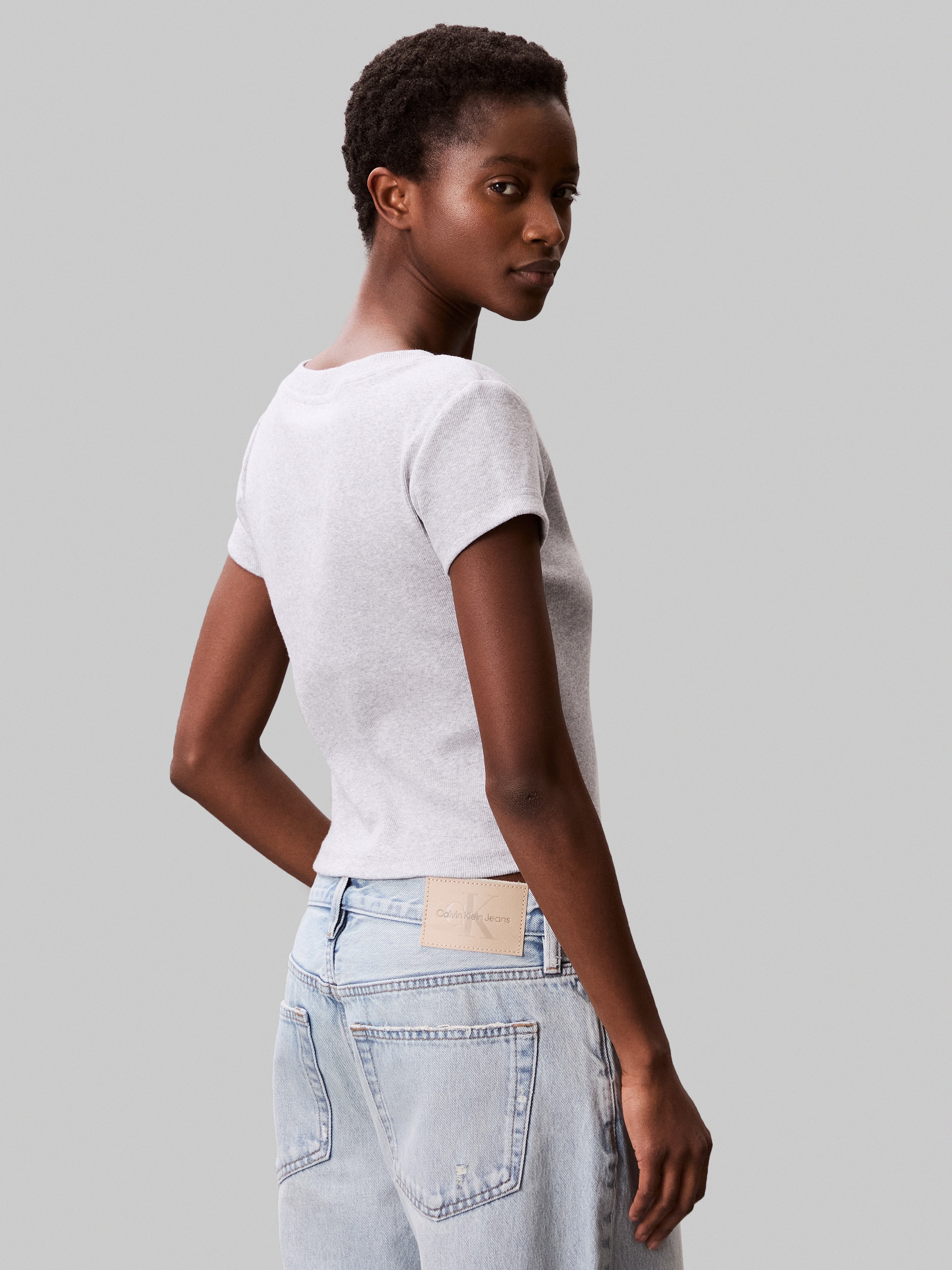 Calvin Klein Jeans T-Shirt »A- SS WOVEN LABEL RIB VNECK TEE« mit gewebtem Label