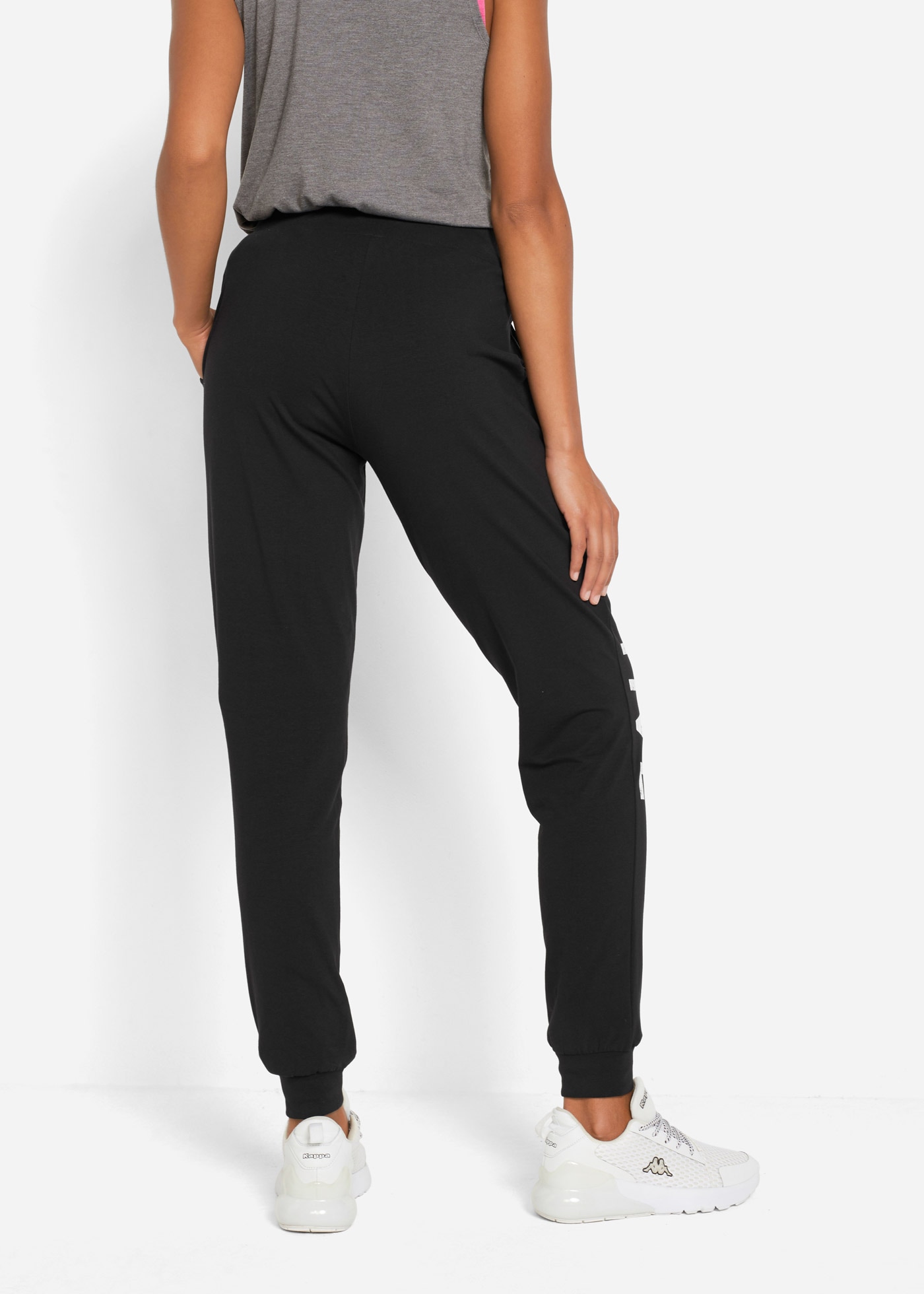 bonprix Pantalon de jogging  aus Baumwolle mit Stretch, mit Eingriffstaschen, lockere Passform