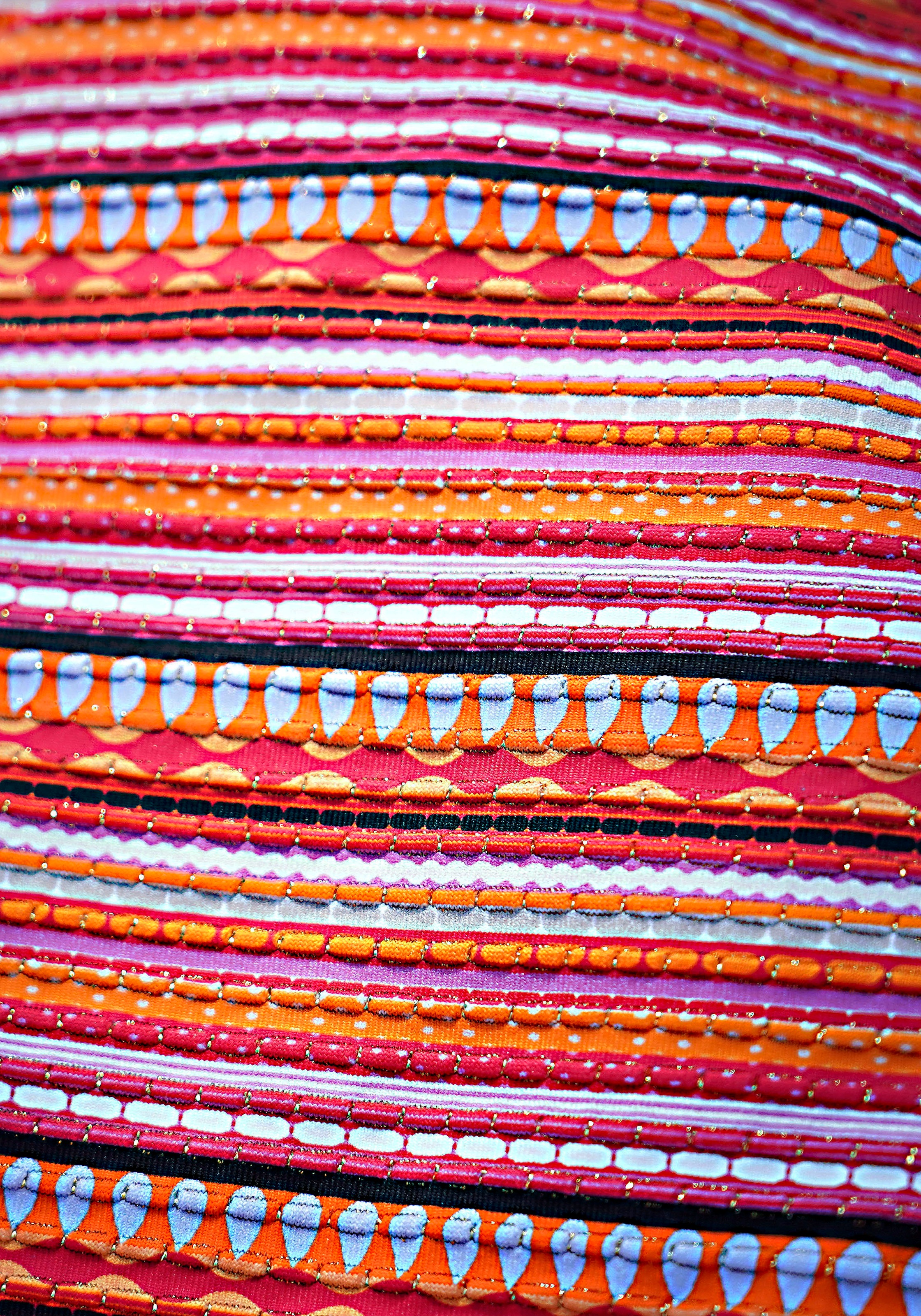 LASCANA Triangel-Bikini , mit goldfarbenen Glitzerstreifen