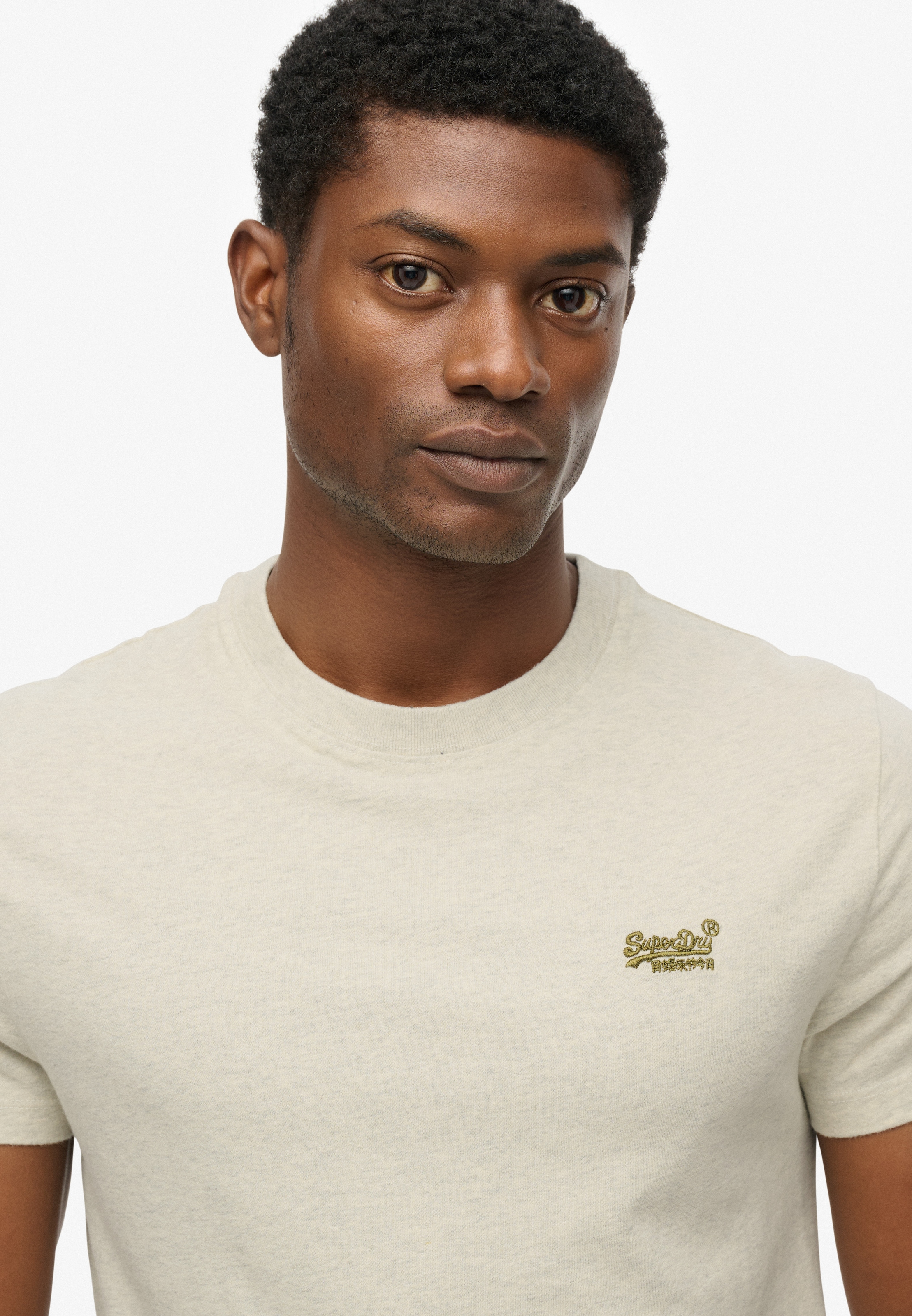 Superdry Shirt à col rond »ESSENTIAL LOGO EMB TEE« en coton et jersey simple, coupe slim, manches courtes, longueur hanche