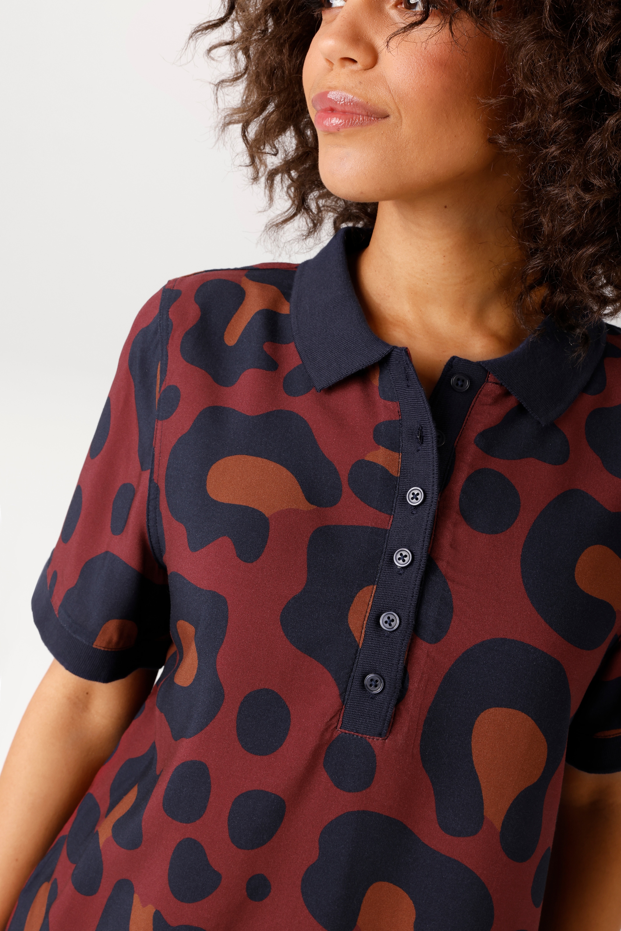 Aniston CASUAL Blouse à manches courtes en imprimé animal extravagant - chaque pièce est unique