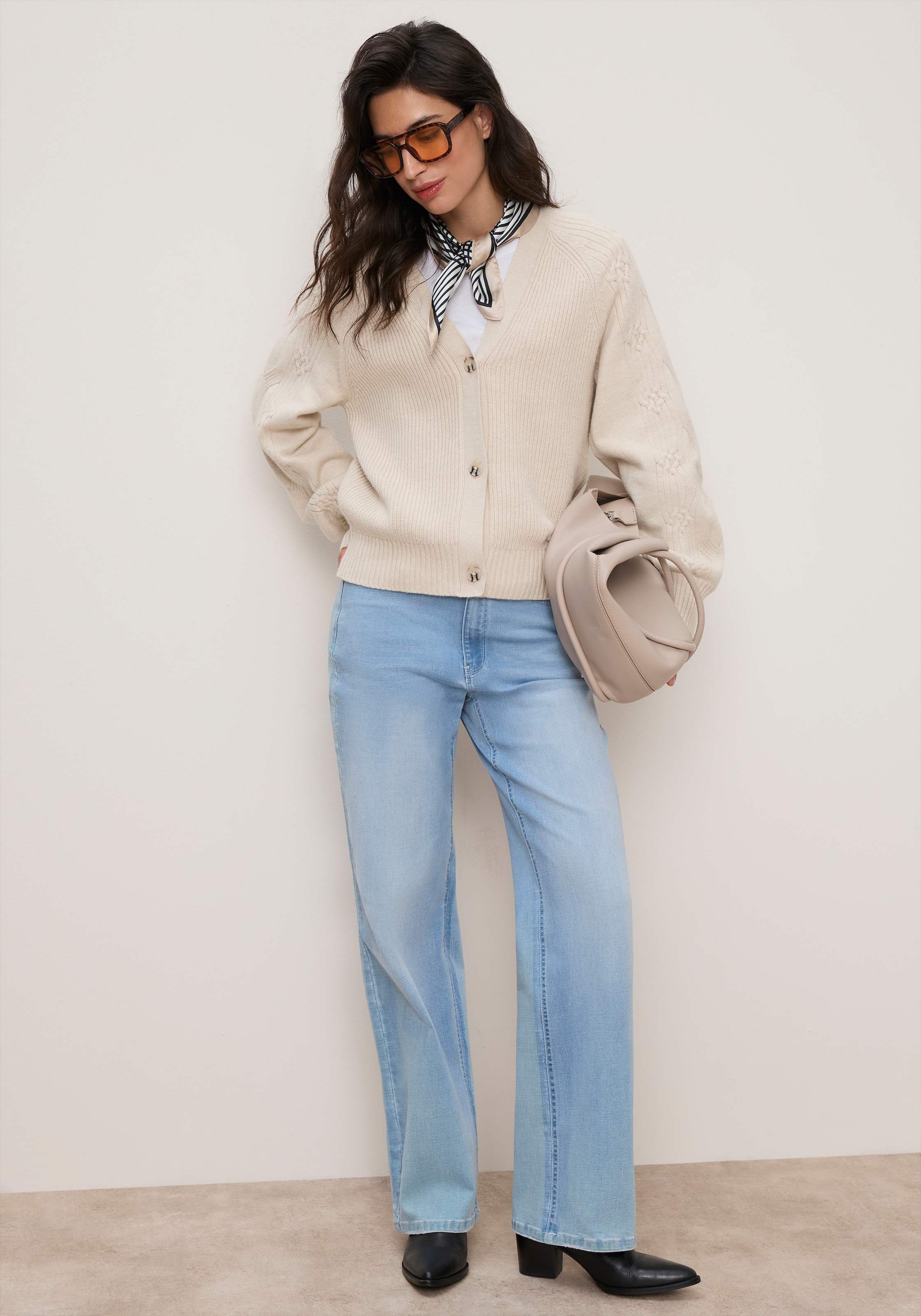 Tamaris Veste en tricot »mit V-Ausschnitt und Zopfstrickmuster« en mélange de viscose doux